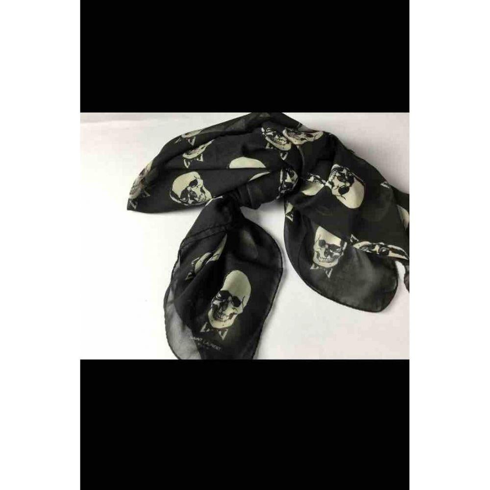 Yves Saint Laurent Wool Stole in Black

Yves Saint Laurent black wool scarf with skulls. Measures 136 x 136 cm. It shows some signs of use but in excellent condition.

General information:
Designer: Yves Saint Laurent
Condition: Very good
