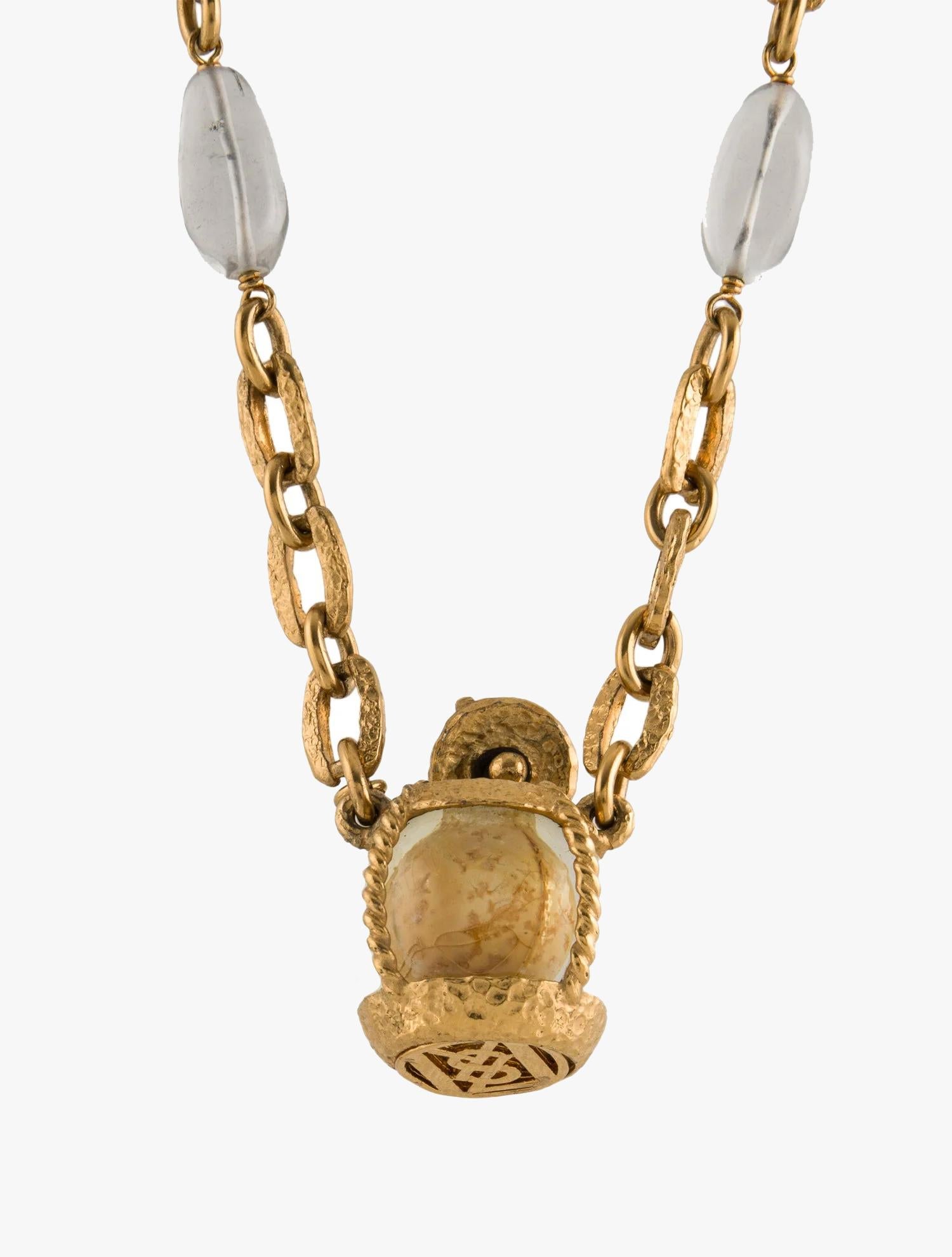 Yves Saint Laurent x Goossens collana con ciondolo in vetro vintage

Metallo color oro

Perle di vetro e vetro

Lunghezza - 68,5 cm

Marchi - firma del designer

Condit - buono. Moderata usura e graffi su tutto il metallo

........Informazioni