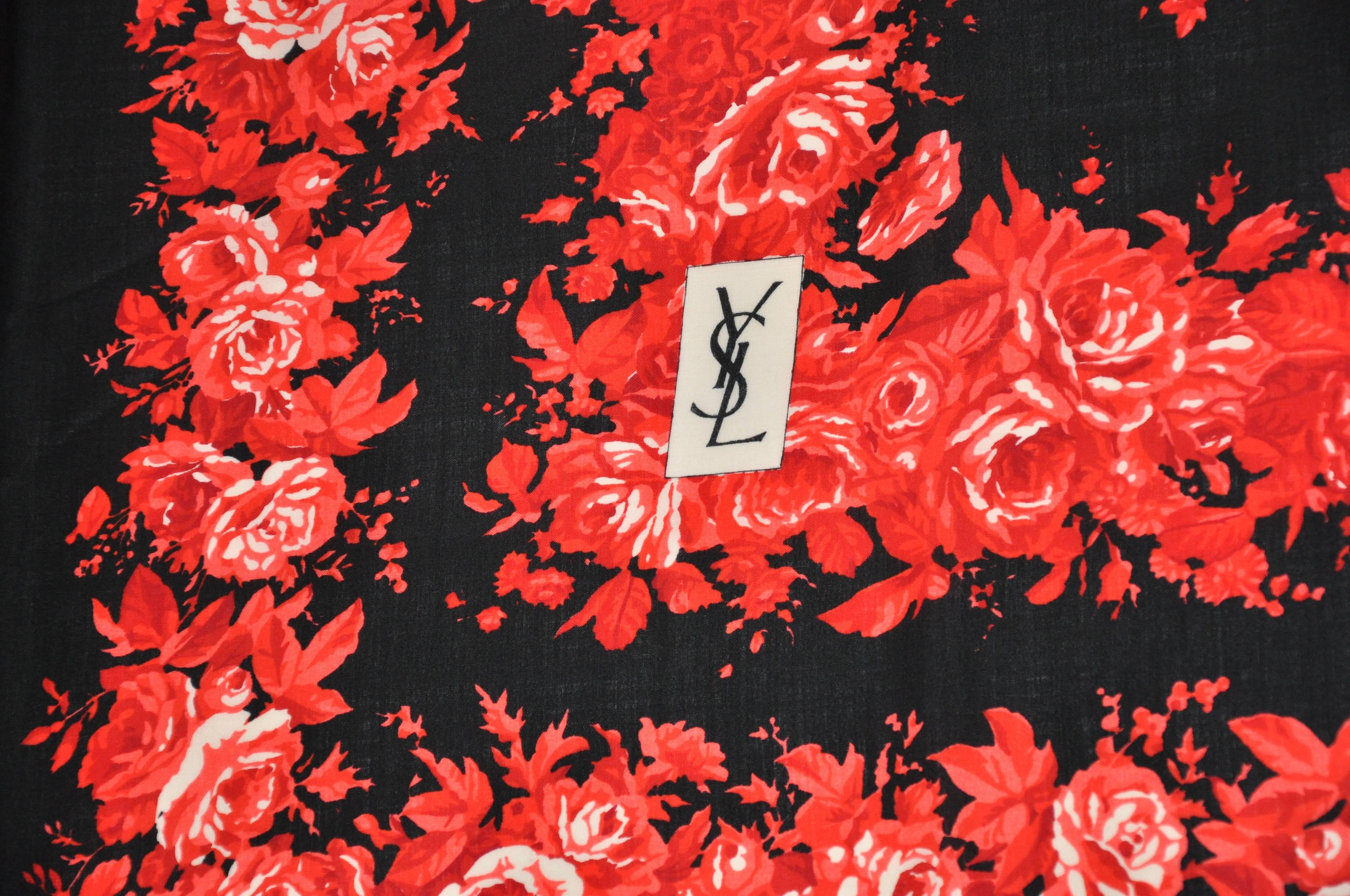        Yves Saint Laurent è una sciarpa di lana nera di grande eleganza, con rose bianche e rosse e bordi arrotolati a mano, che può essere utilizzata anche come scialle e misura 51 pollici per 52 pollici. Prodotto in Francia.