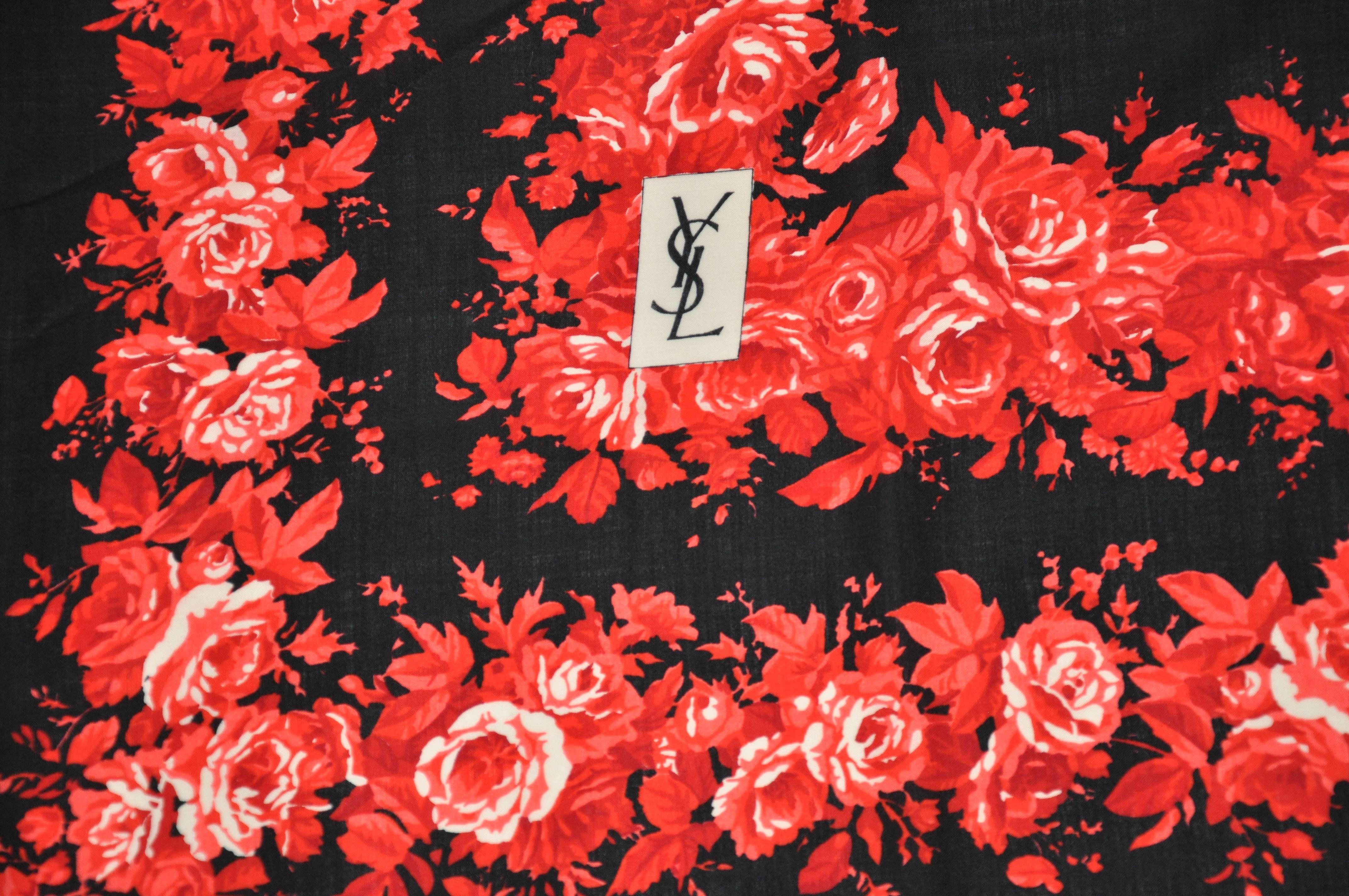 Nero Yves Saint Laurent X-Huge Wool Challis con sciarpa con rose bianche e rosse firmate in vendita