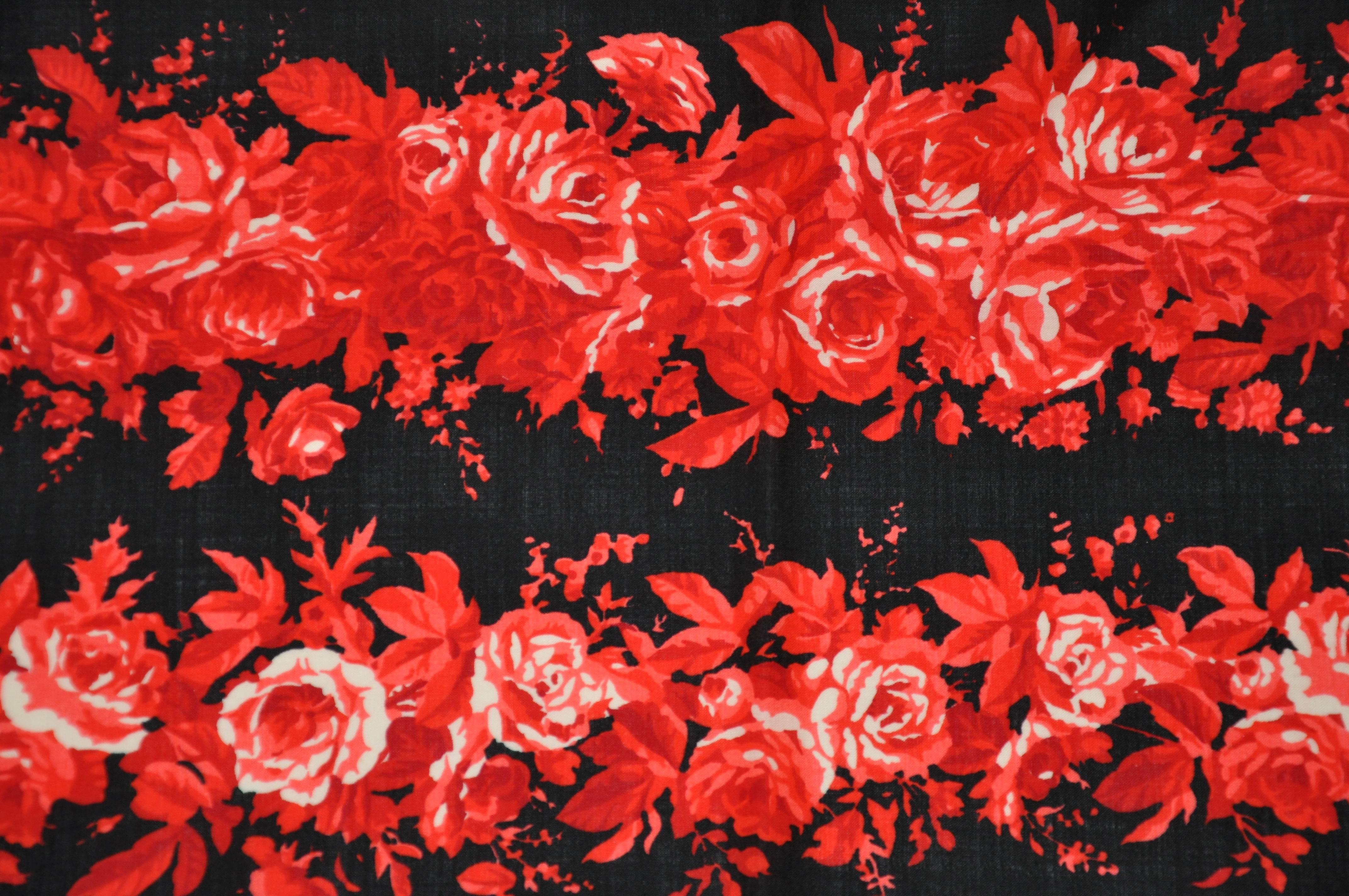 Yves Saint Laurent X-Huge Wool Challis con sciarpa con rose bianche e rosse firmate In condizioni buone in vendita a New York, NY