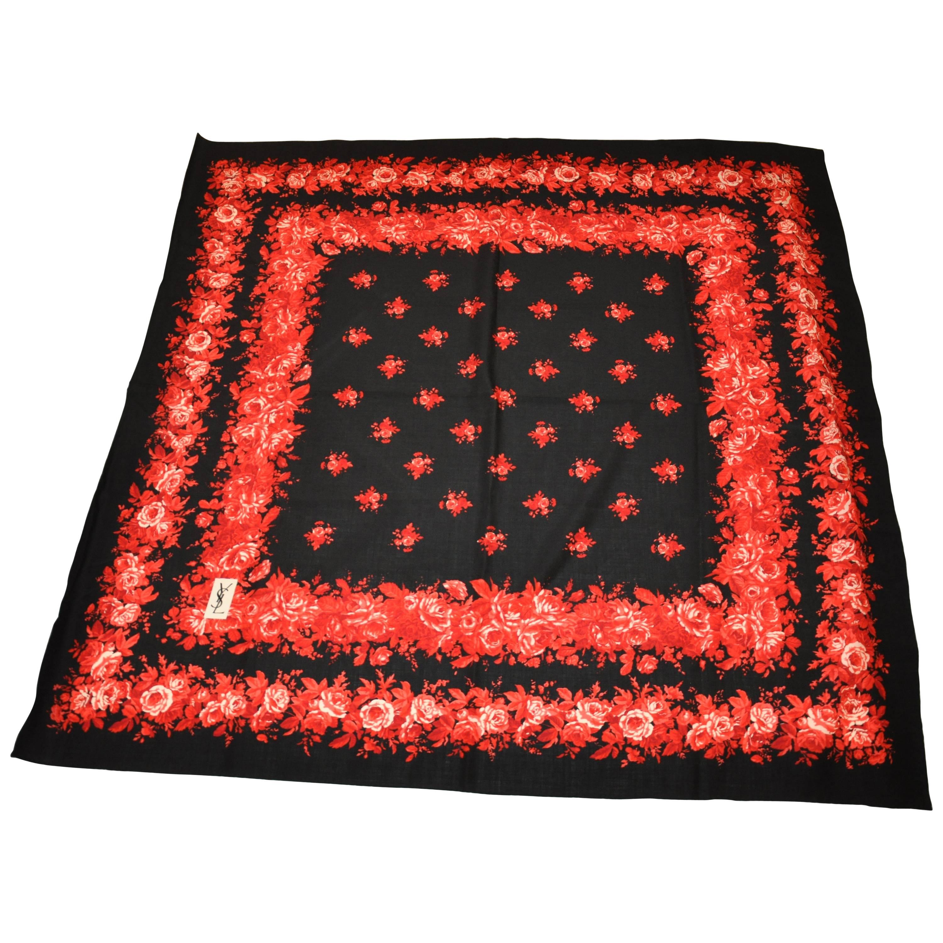 Yves Saint Laurent X-Huge Challis aus Wolle mit charakteristischen roten und weißen Rosen im Angebot