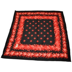 Yves Saint Laurent X-Huge Challis en laine avec écharpe caractéristique de roses rouges et blanches