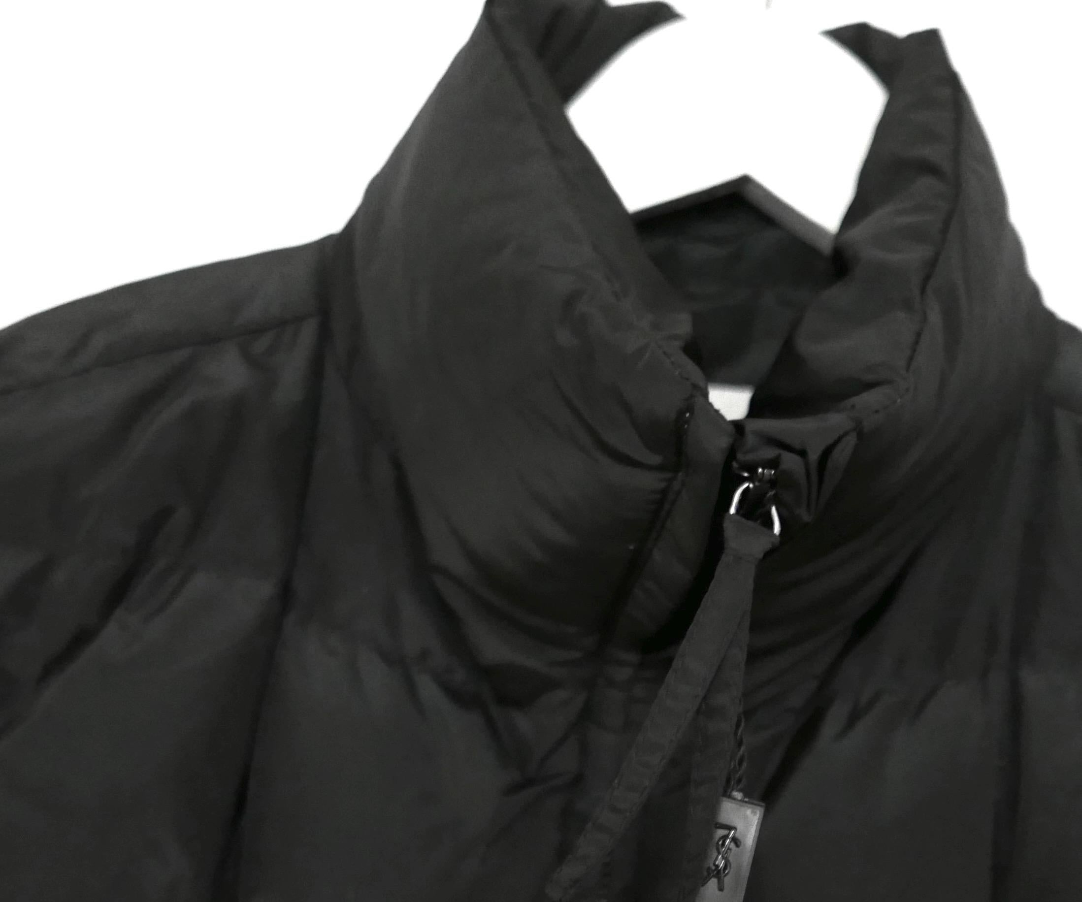 Superbe veste polaire d'archive Yves Saint Laurent - collection Pre-Fall 2009 de Stefano Pilati. En fabuleux état, non porté, avec une petite étiquette en plastique encore attachée. Magnifiquement confectionné en polyester noir doux et matelassé de