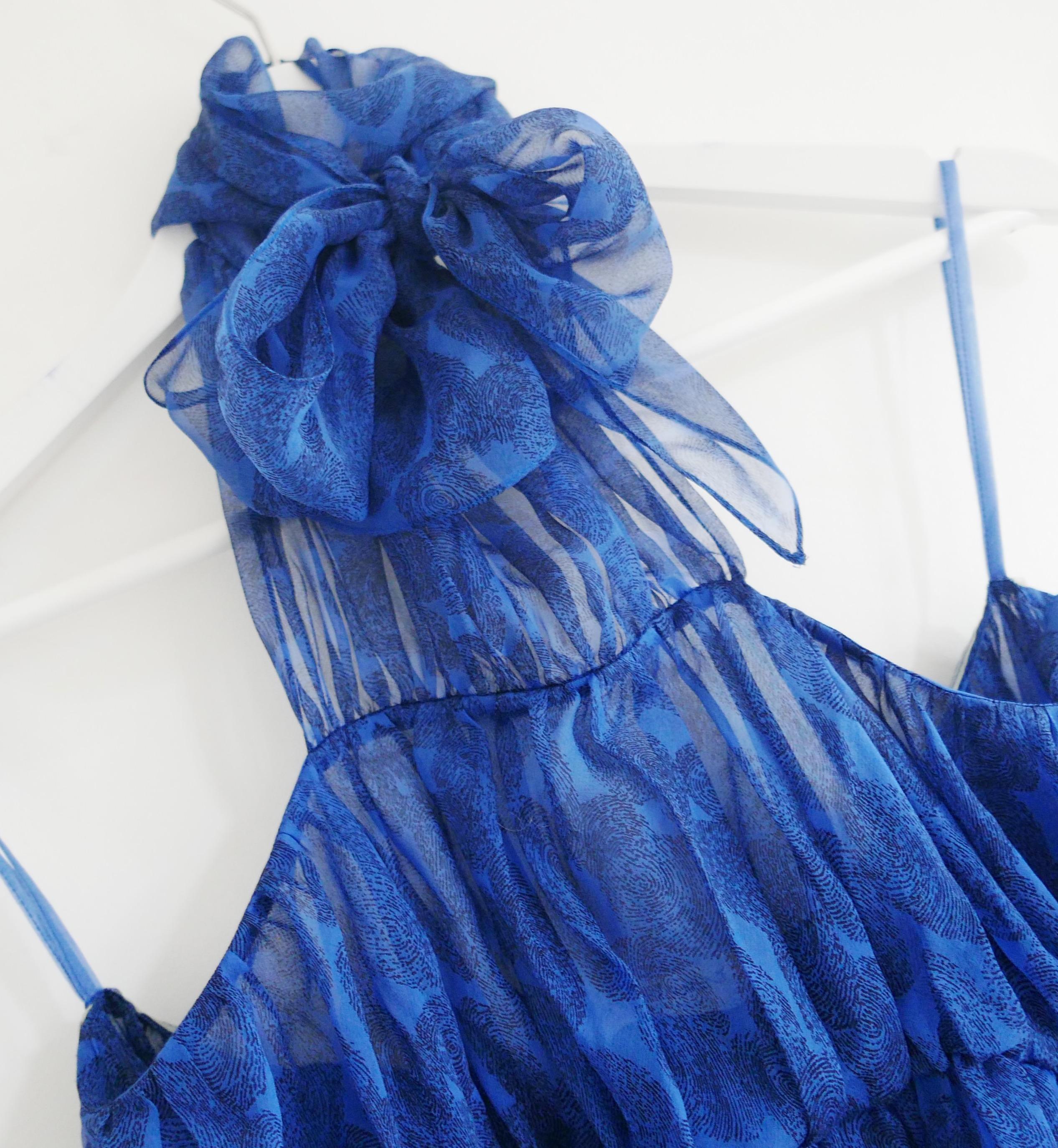 Superbe blouse d'archive Yves Saint Laurent de la Collectional Printemps 2011 de Stefano Pilati. Non portés. Confectionnée en soie bleue transparente à motifs d'empreintes digitales, elle présente une encolure licou haute et des fronces. Buste et
