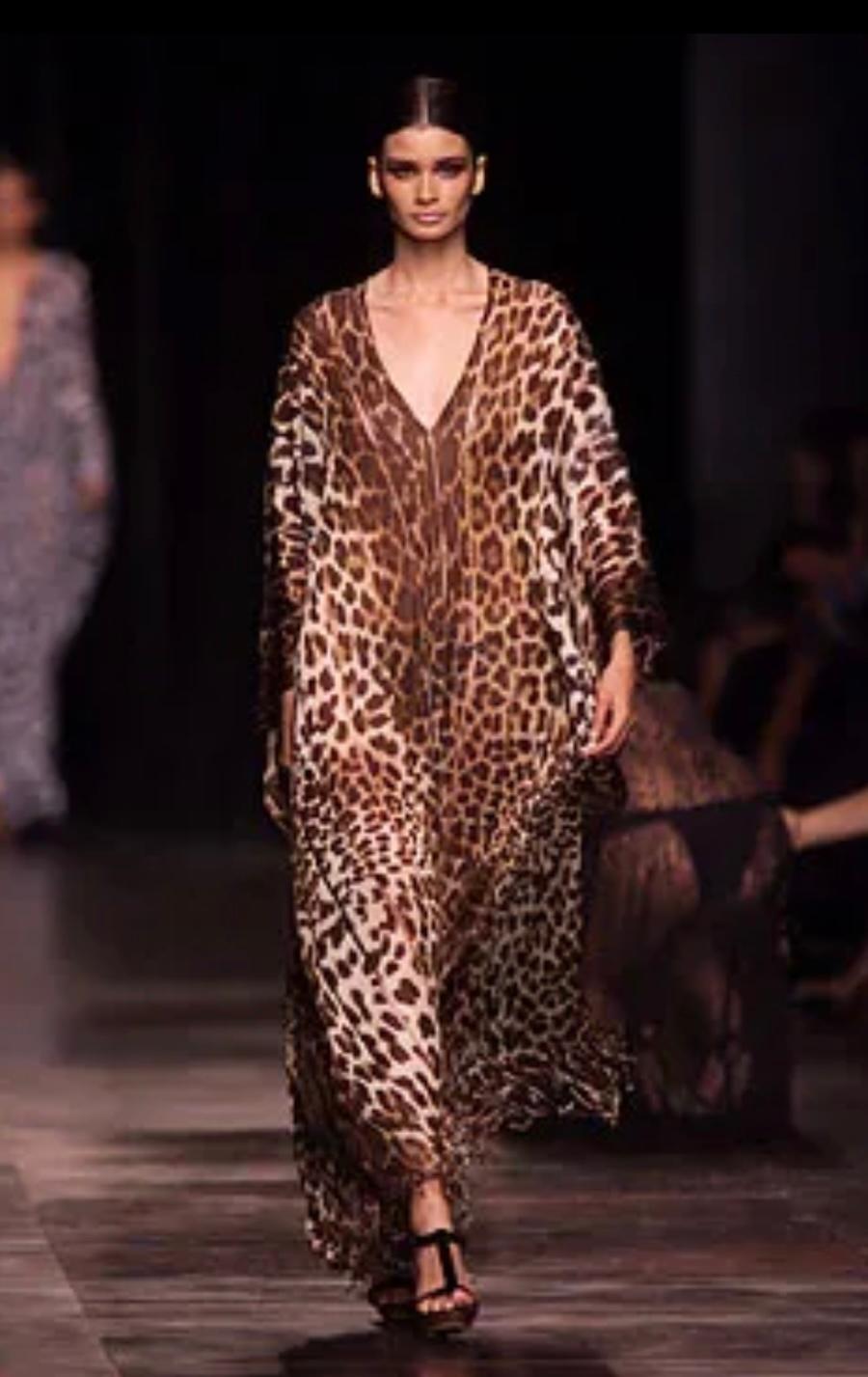 Yves Saint Laurent x Tom Ford printemps 2002 - Robe caftan en soie imprimée léopard en vente 2