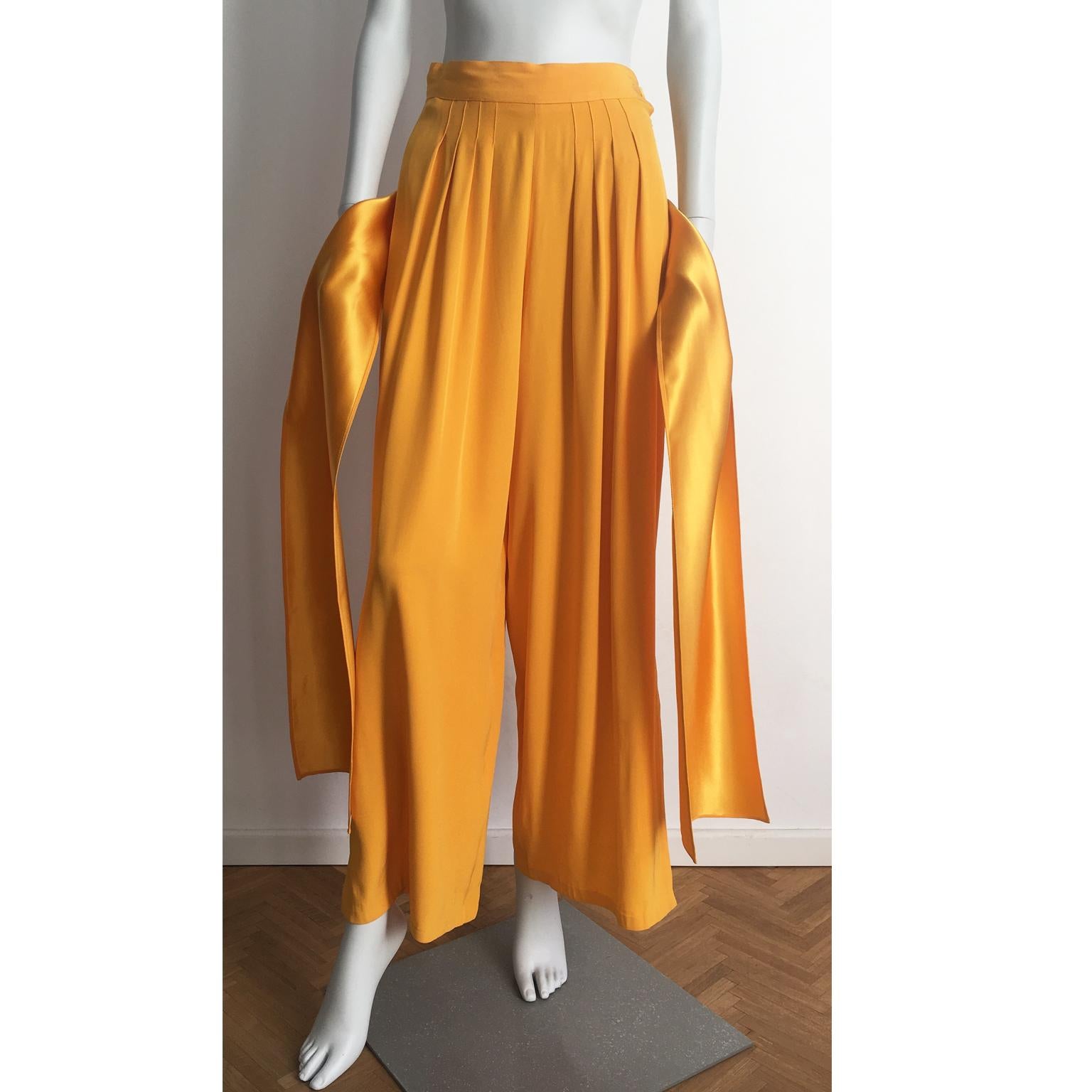 Yves saint Laurent sunflower yellow chic trouser in his signature satin.
The wide leg, side split trouser with a long attached sash in the back.   
Size 6 US. Very Good condition. Made in France.

Measurements ;
Length : 104 cm
Waist : 83 cm
