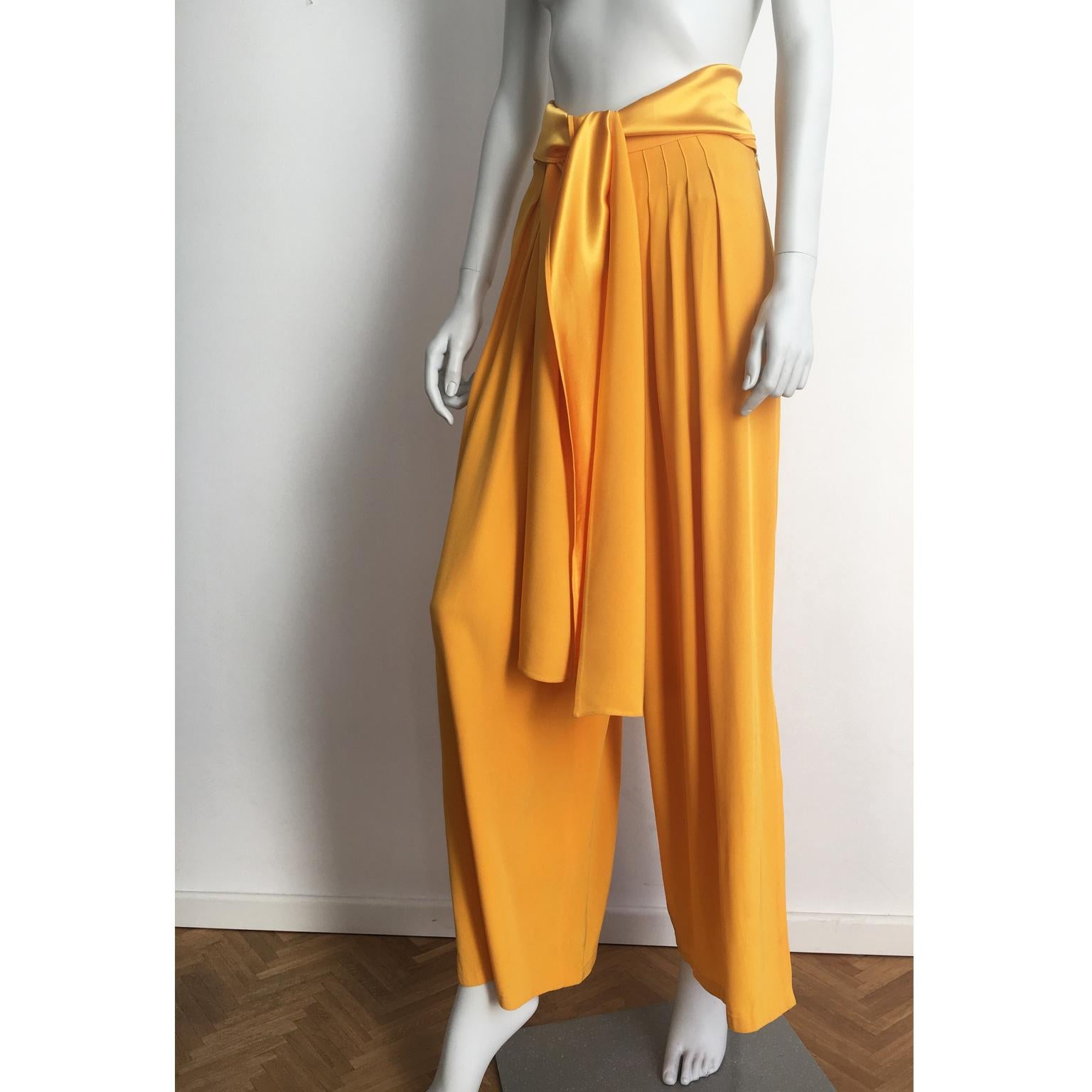 Giallo Yves Saint Laurent Pantaloni gialli larghi con nodo a nastro anni '80 in vendita
