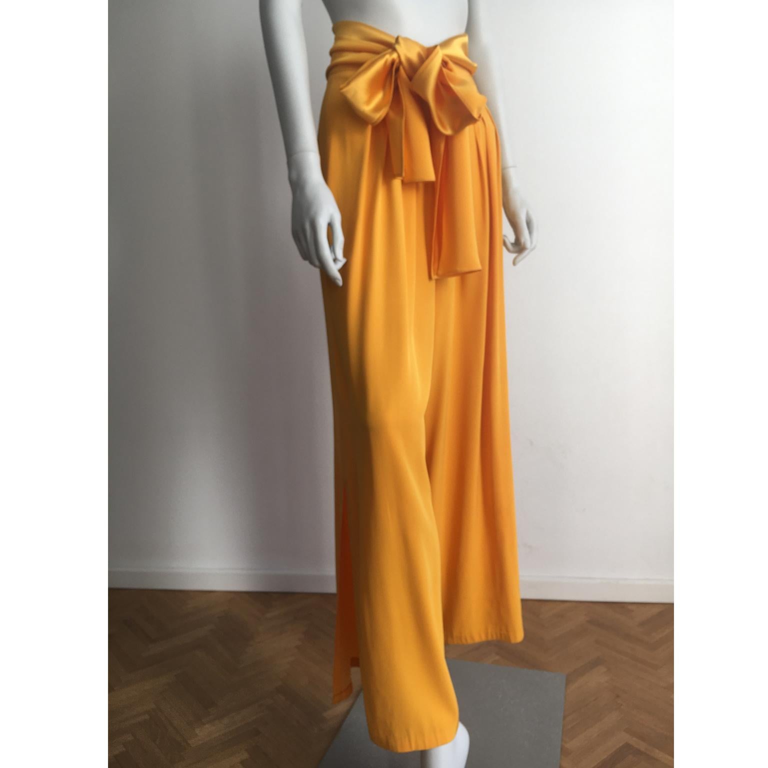 Donna Yves Saint Laurent Pantaloni gialli larghi con nodo a nastro anni '80 in vendita