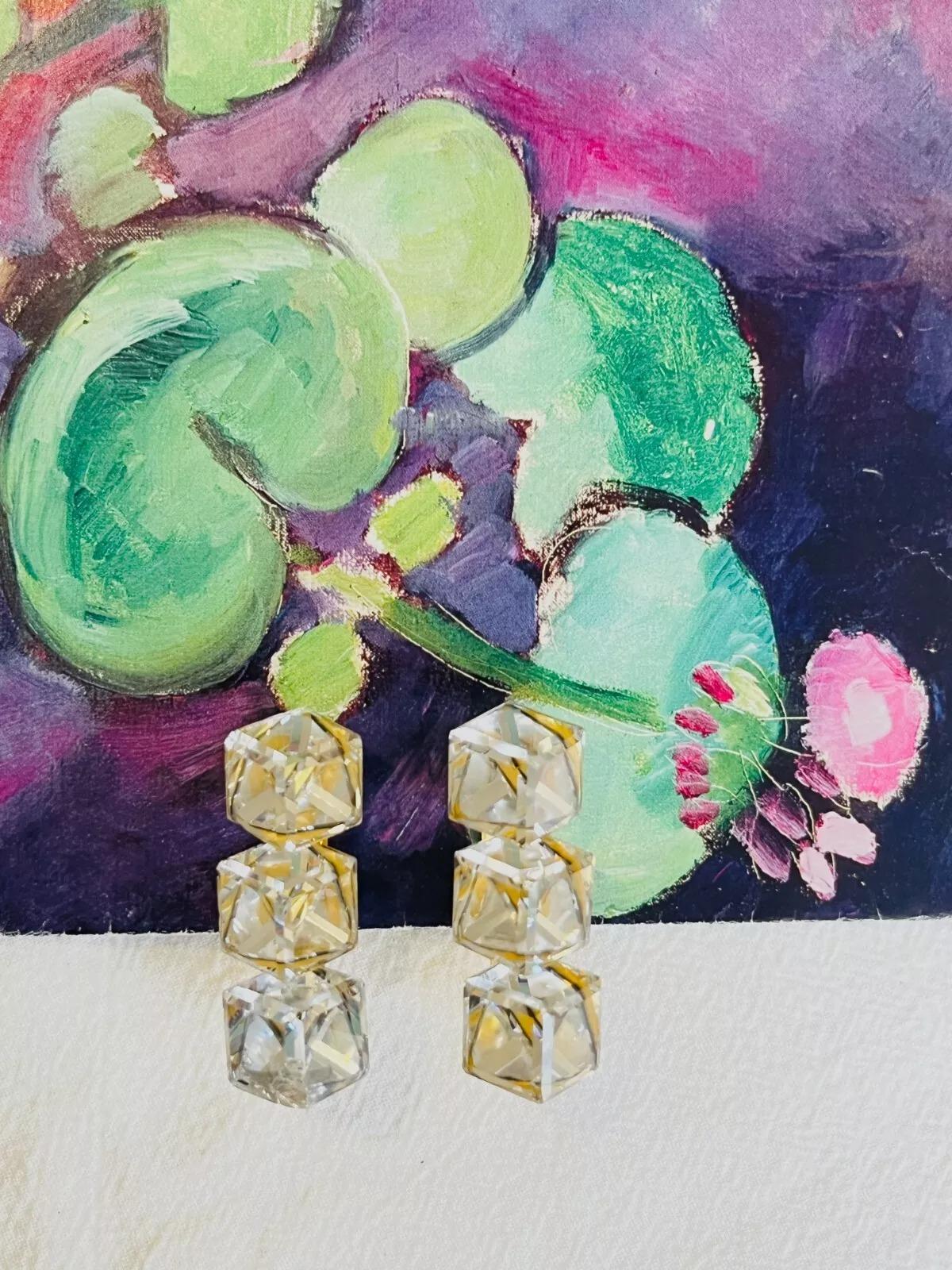 Yves Saint Laurent YSL 1960s Vintage Arty Unisex 3D Trio Clear Sparkling Crystals Cube Chunky Modernist Clip Earrings, Gold Tone

Very good condition, but small chips at each earrings' glass, barely noticeable when wearing. 100% Genuine. 

Vintage