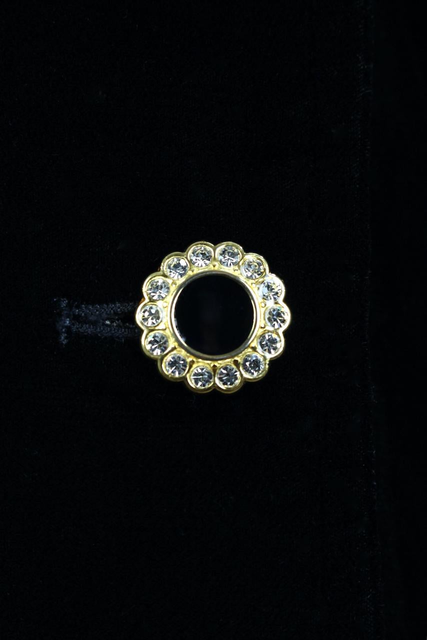 Herbst 1983 Yves Saint Laurent Werbekampagne Schwarzes Samtkleid mit Juwelenknöpfen im Angebot 7