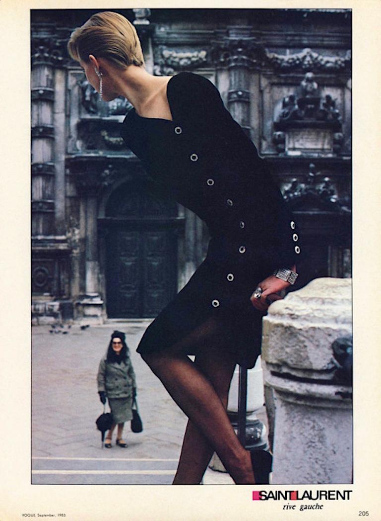 Oh ! Jackie est ravie d'offrir ce modèle sophistiqué d'Yves Saint Laurent de l'automne 1983.  petite robe noire. Cette robe est d'autant plus spéciale qu'elle a été photographiée par Helmut Newton pour la campagne publicitaire de cette saison pour