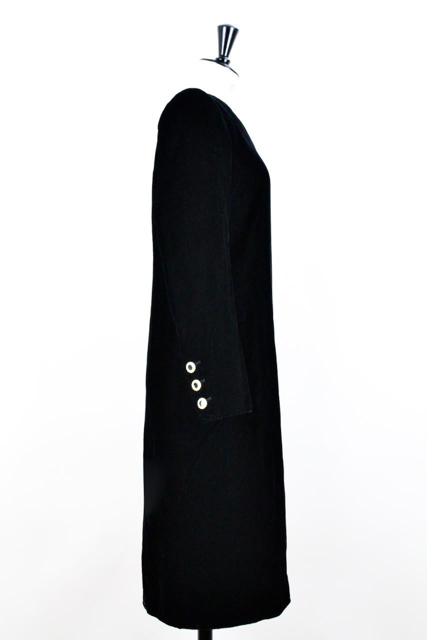 Herbst 1983 Yves Saint Laurent Werbekampagne Schwarzes Samtkleid mit Juwelenknöpfen im Angebot 1