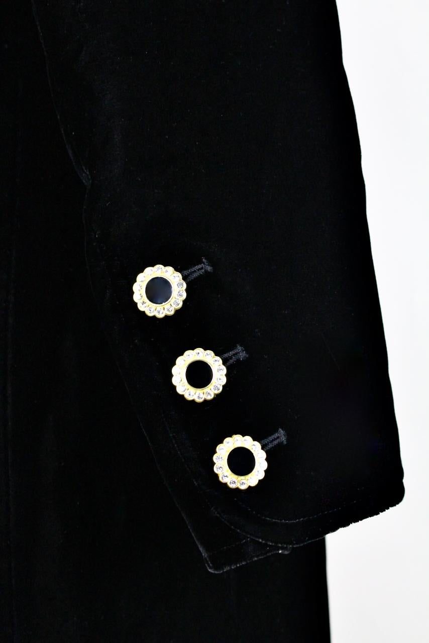 Campagne publicitaire de l'automne 1983 d'Yves Saint Laurent Robe en velours noir avec boutons en forme de bijoux en vente 5