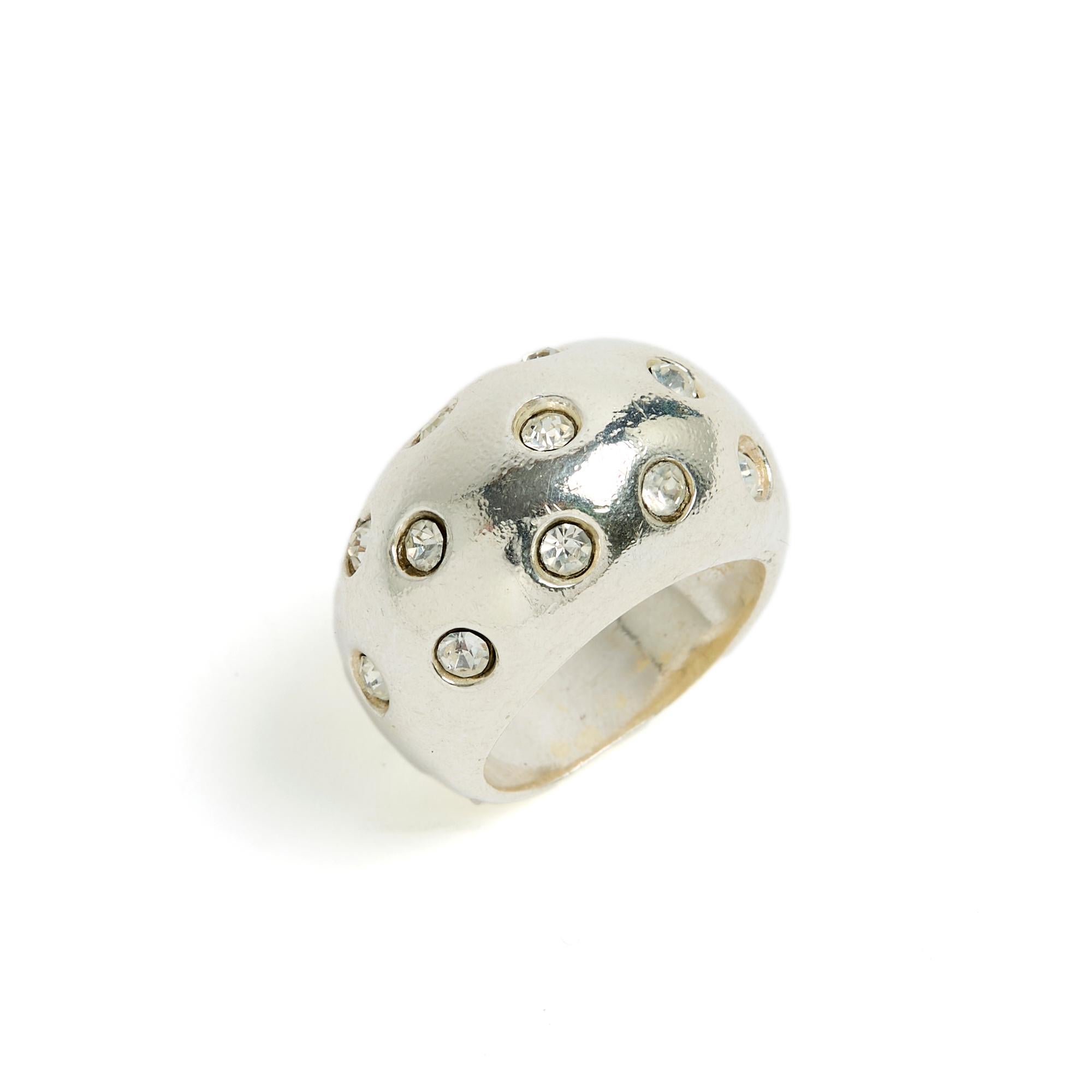 Yves Saint Laurent ring circa 1990 in 925/1000 silver, dome shape dotted with white rhinestones, hallmarked and signed. Size indicated on the ring sizer 53 or US6.25, weight 19.9 gr. The soft metal shows signs of wear and it seems that the original