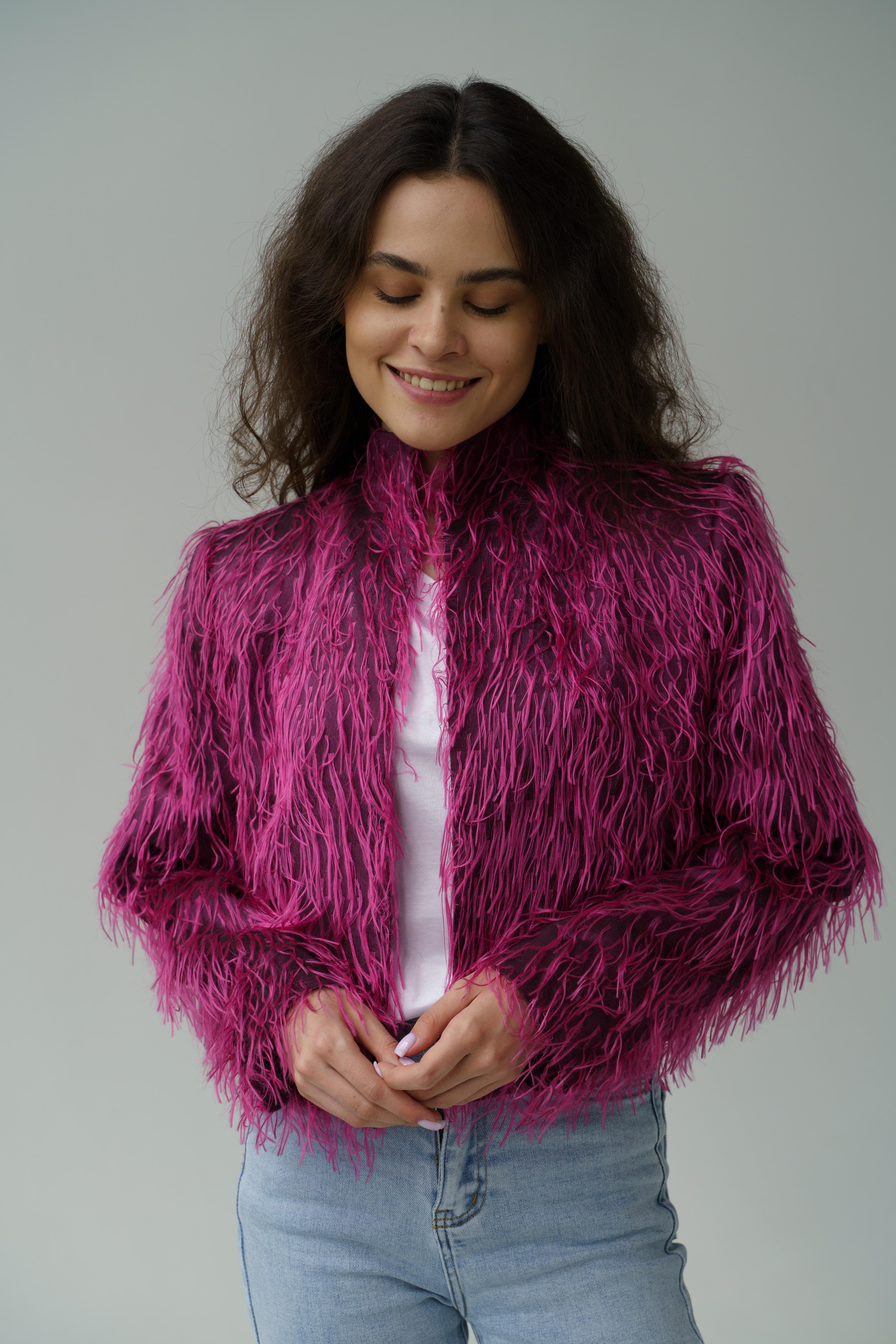 Yves Saint Laurent YSL 2000 Fuchsia Shaggy Faux Fur Cropped Jacket

Collectional : YSL 2000 variation 
Pays de production : France
Dimensions
Taille marquée : 40 Fr (L)
Je vous présente une rare veste en fausse fourrure d'Yves Saint Laurent avec un
