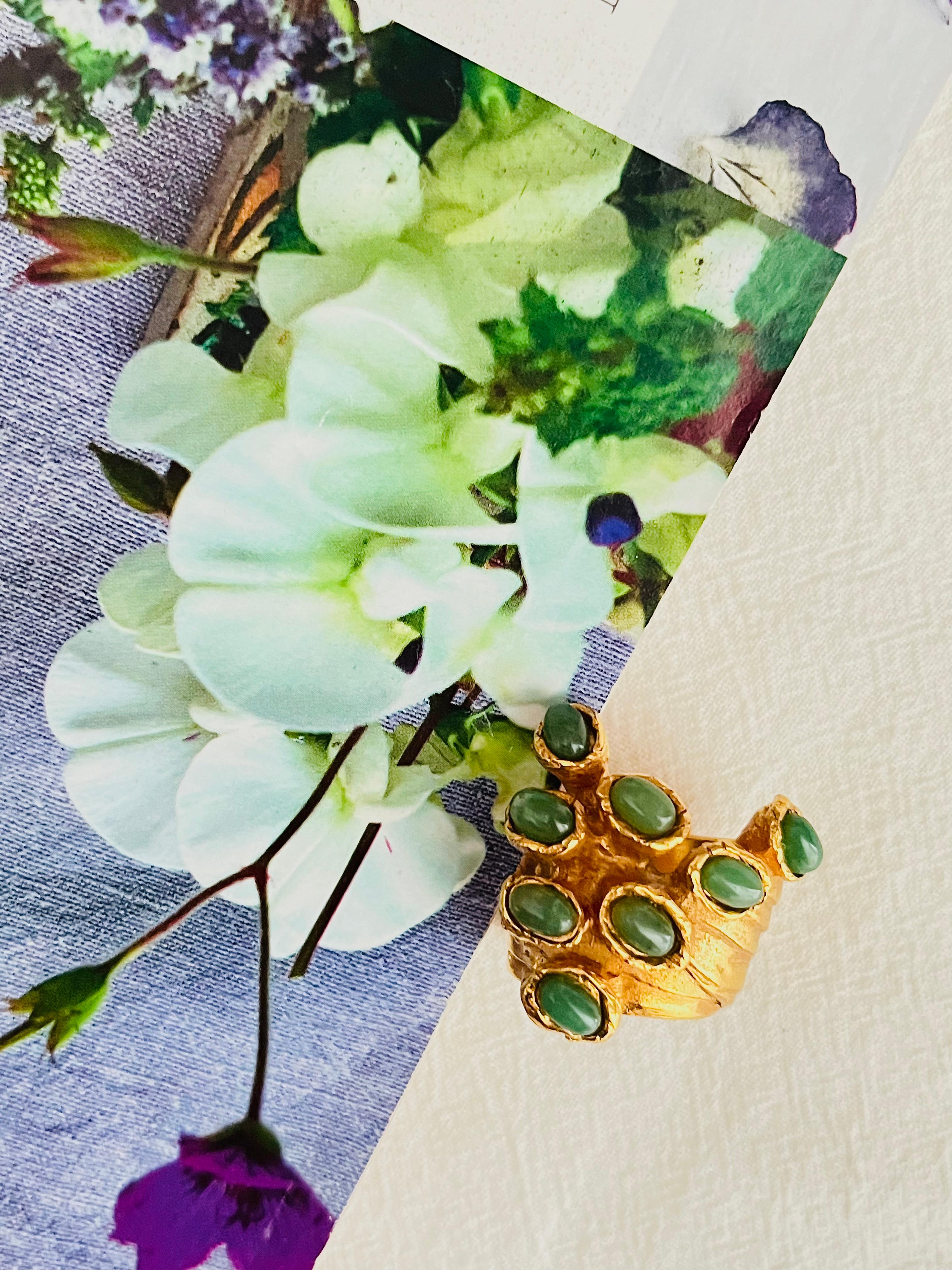 Art Nouveau Yves Saint Laurent YSL Anello in oro con smeraldo verde cabochon e Dot Dot, misura 6 in vendita