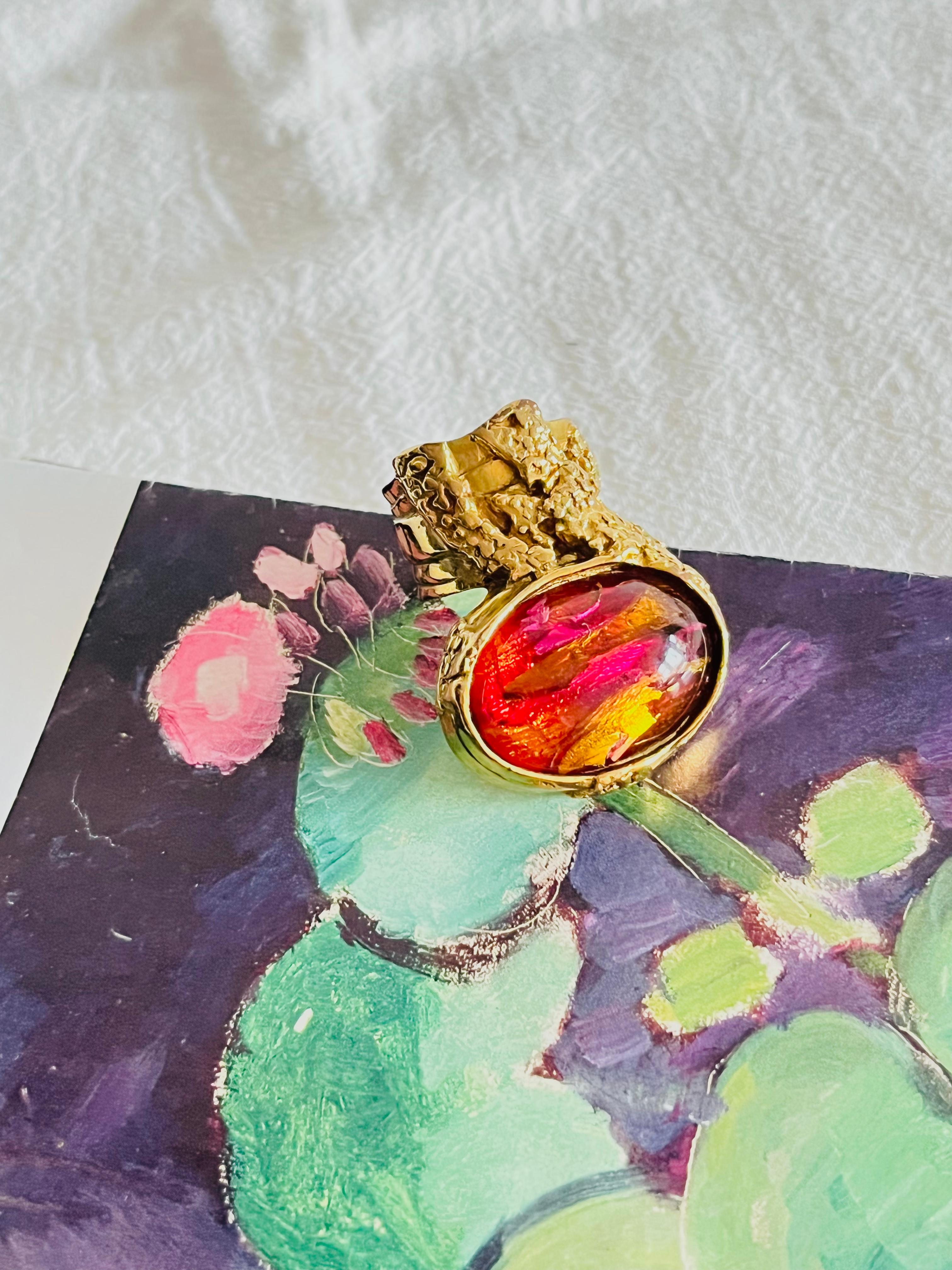 Yves Saint Laurent YSL Arty Clear Icy Ruby Foil Cabochon Statement Ring, misura 6 In condizioni buone a Wokingham, England