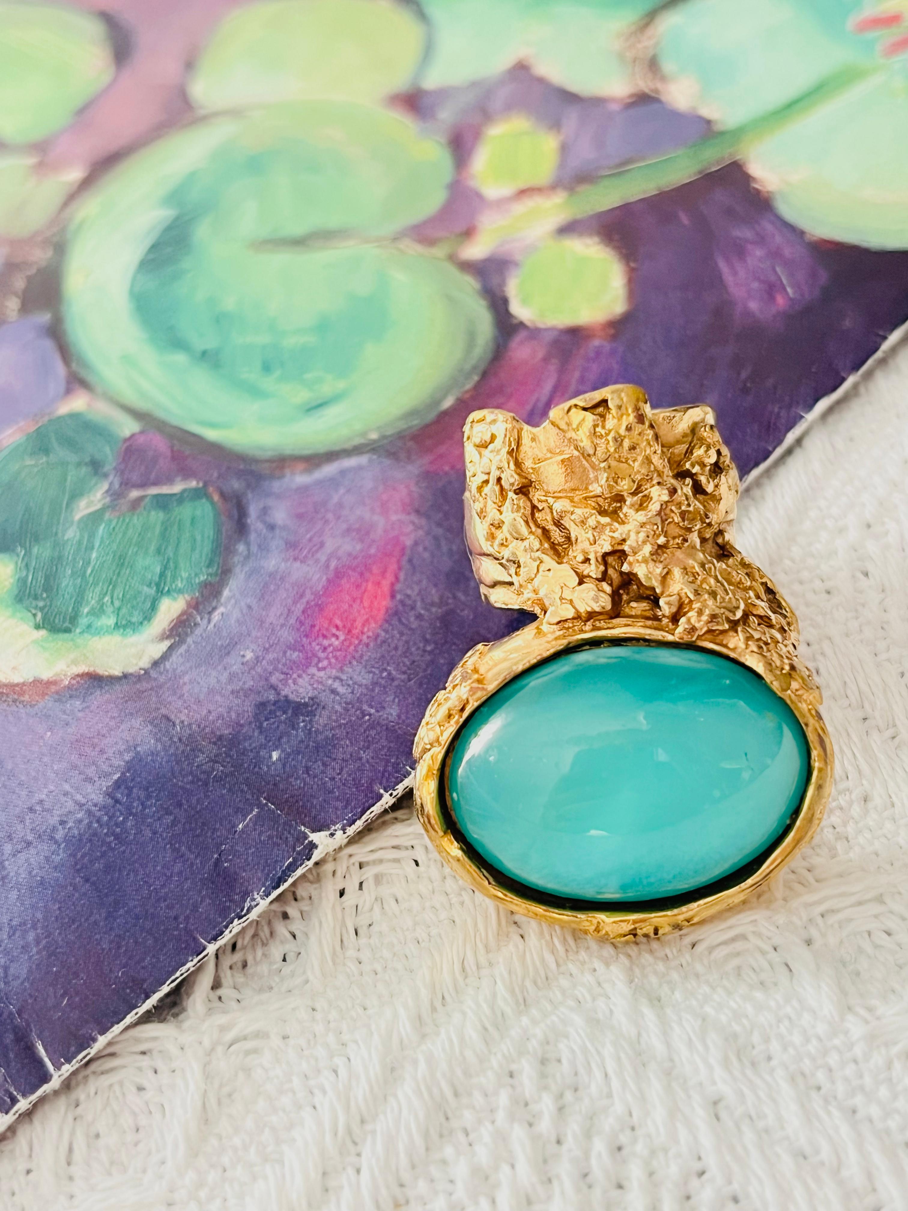 Yves Saint Laurent YSL Vintage Arty Unisex Clear Soft Green Oval Cabochon Chunky Statement Ring, US 6, placcato oro

Ottime condizioni. Leggeri graffi sul lato anteriore e qualche perdita di colore sul retro e sul lato. 100% autentico.

Vintage.