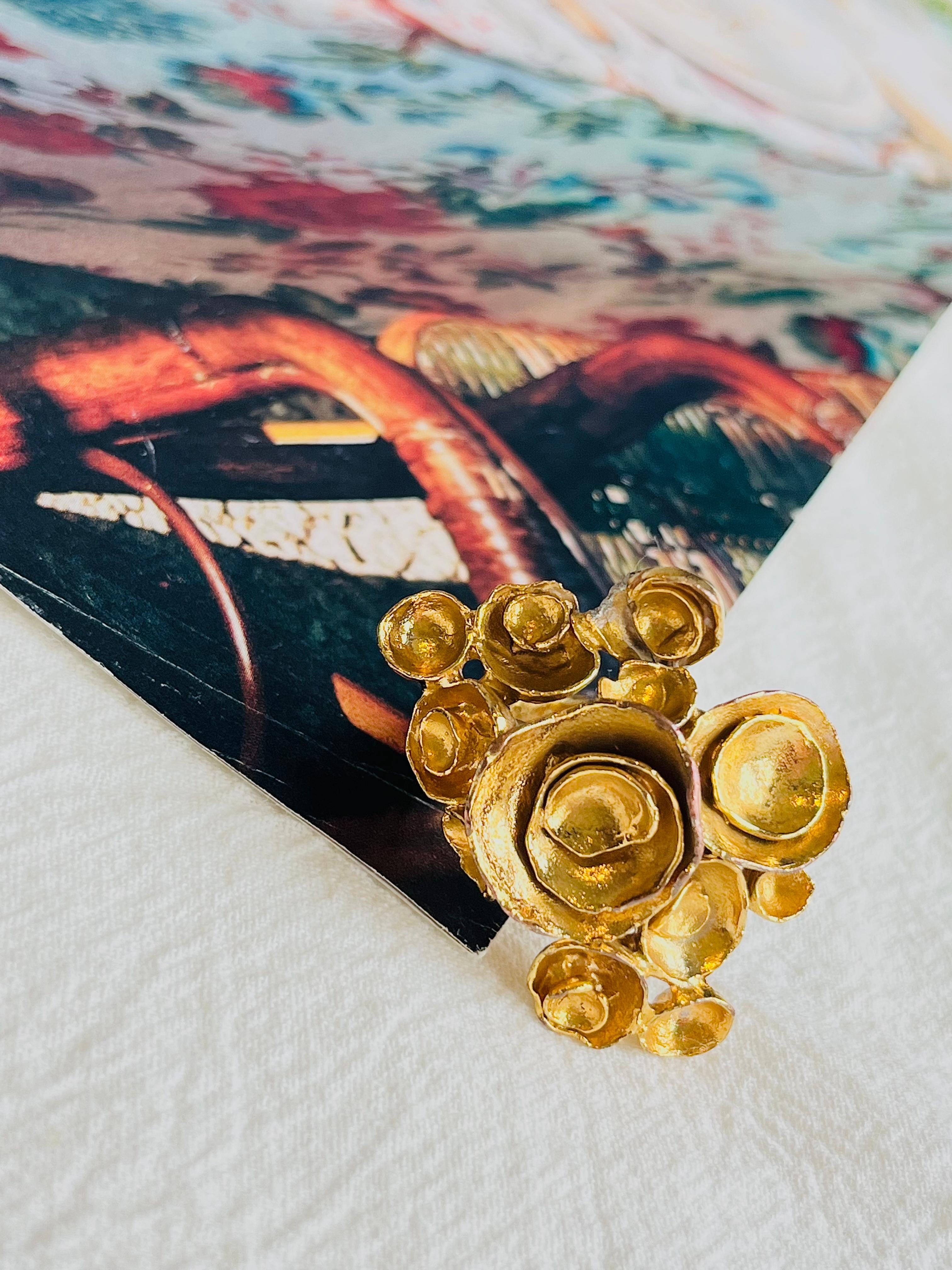 Yves Saint Laurent YSL Arty Cluster Flowers Statement Chunky Ring Size 7, Gold Tone

Very good condition. Light colour loss or scratches, small chip at bottom of front side, barely noticeable. 

Signed at the rear. Vintage. 100% Genuine. Rare to