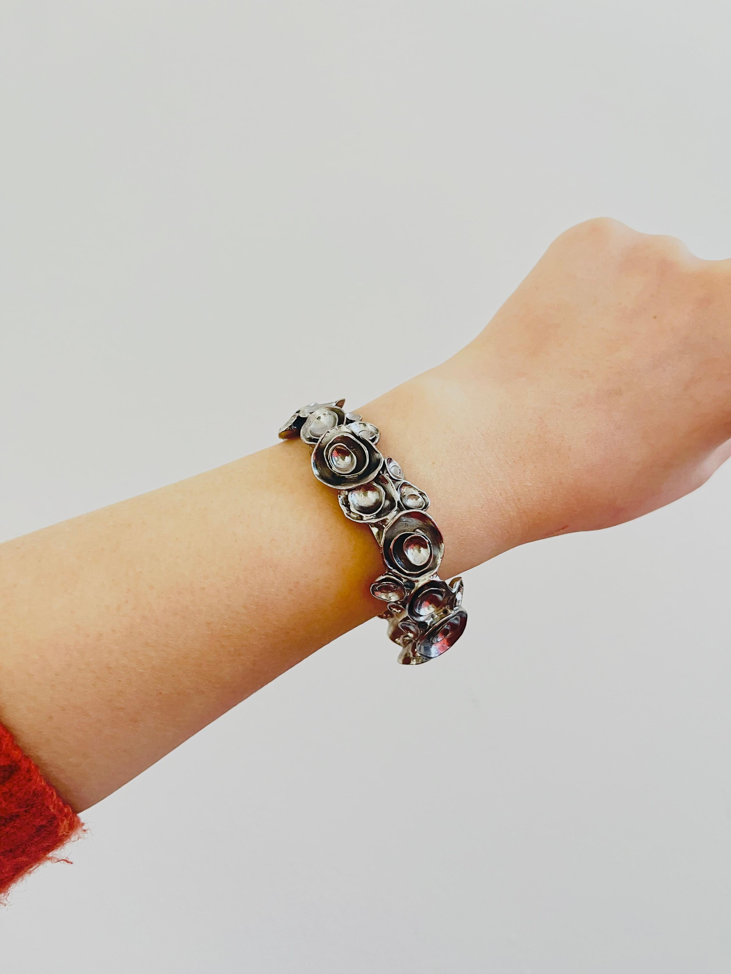 Yves Saint Laurent YSL Bracciale Modernista d'Argento con Cluster a Vortice e Fiori in vendita 5