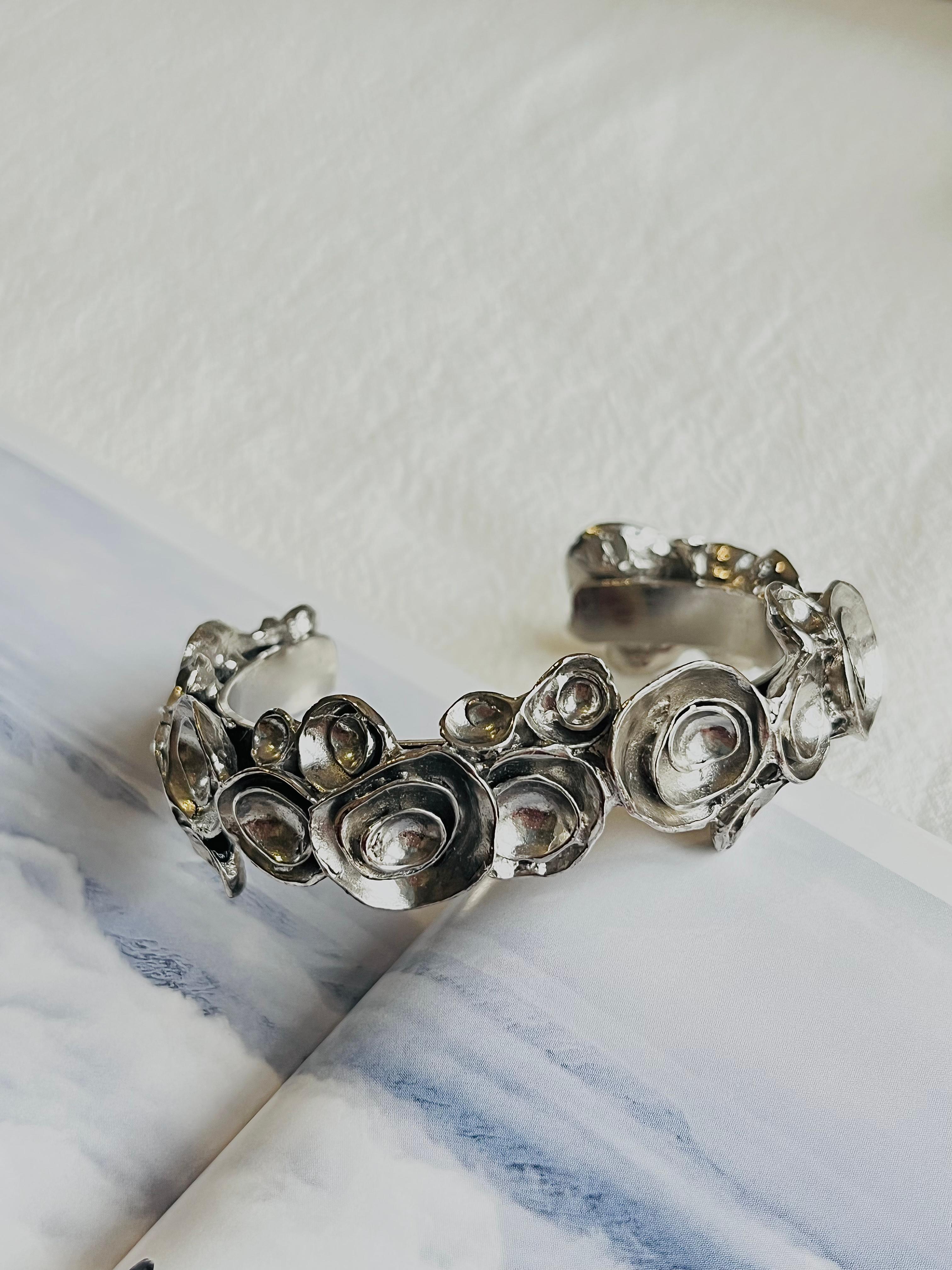 Yves Saint Laurent YSL Bracciale Modernista d'Argento con Cluster a Vortice e Fiori In condizioni ottime in vendita a Wokingham, England