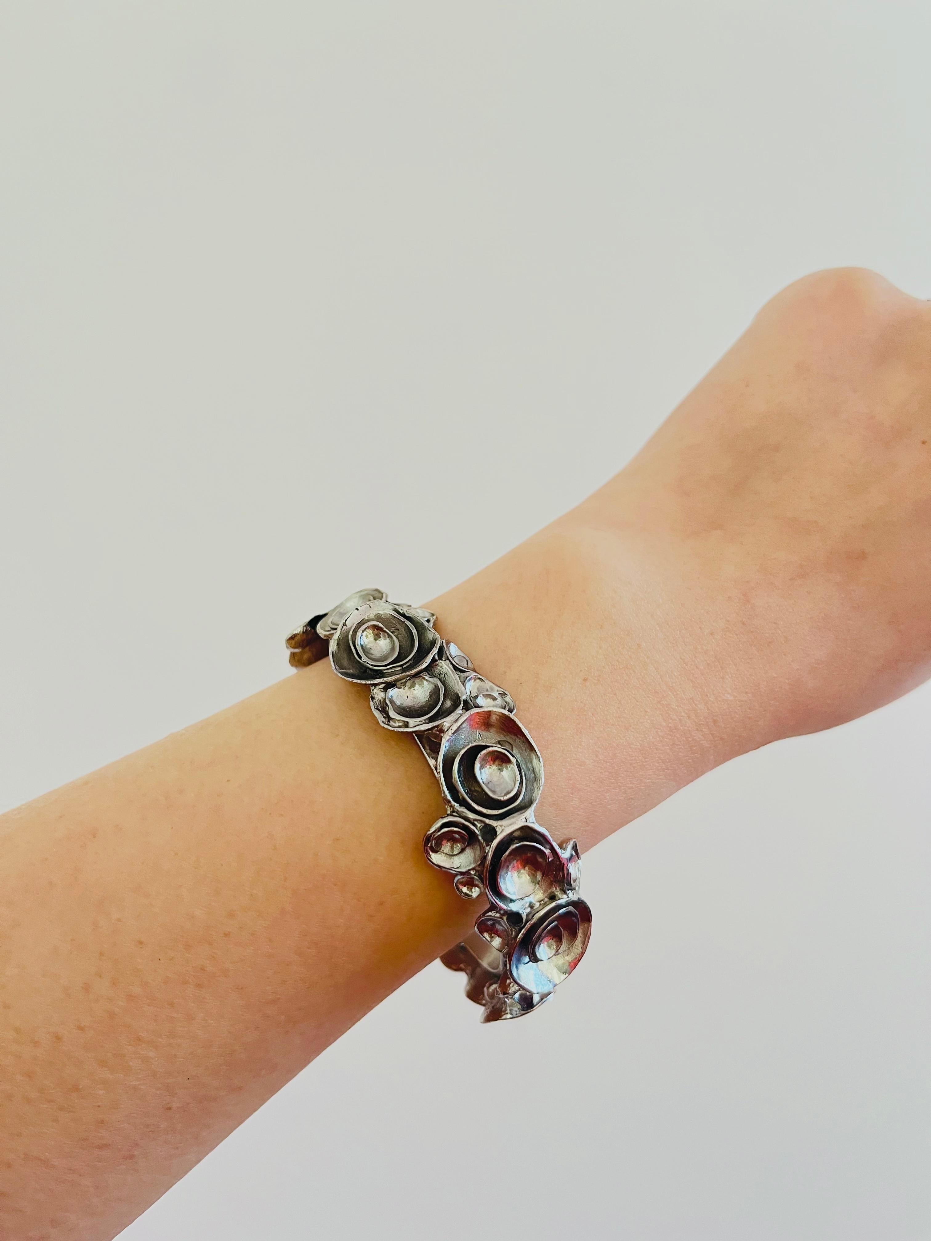 Yves Saint Laurent YSL Bracciale Modernista d'Argento con Cluster a Vortice e Fiori in vendita 4