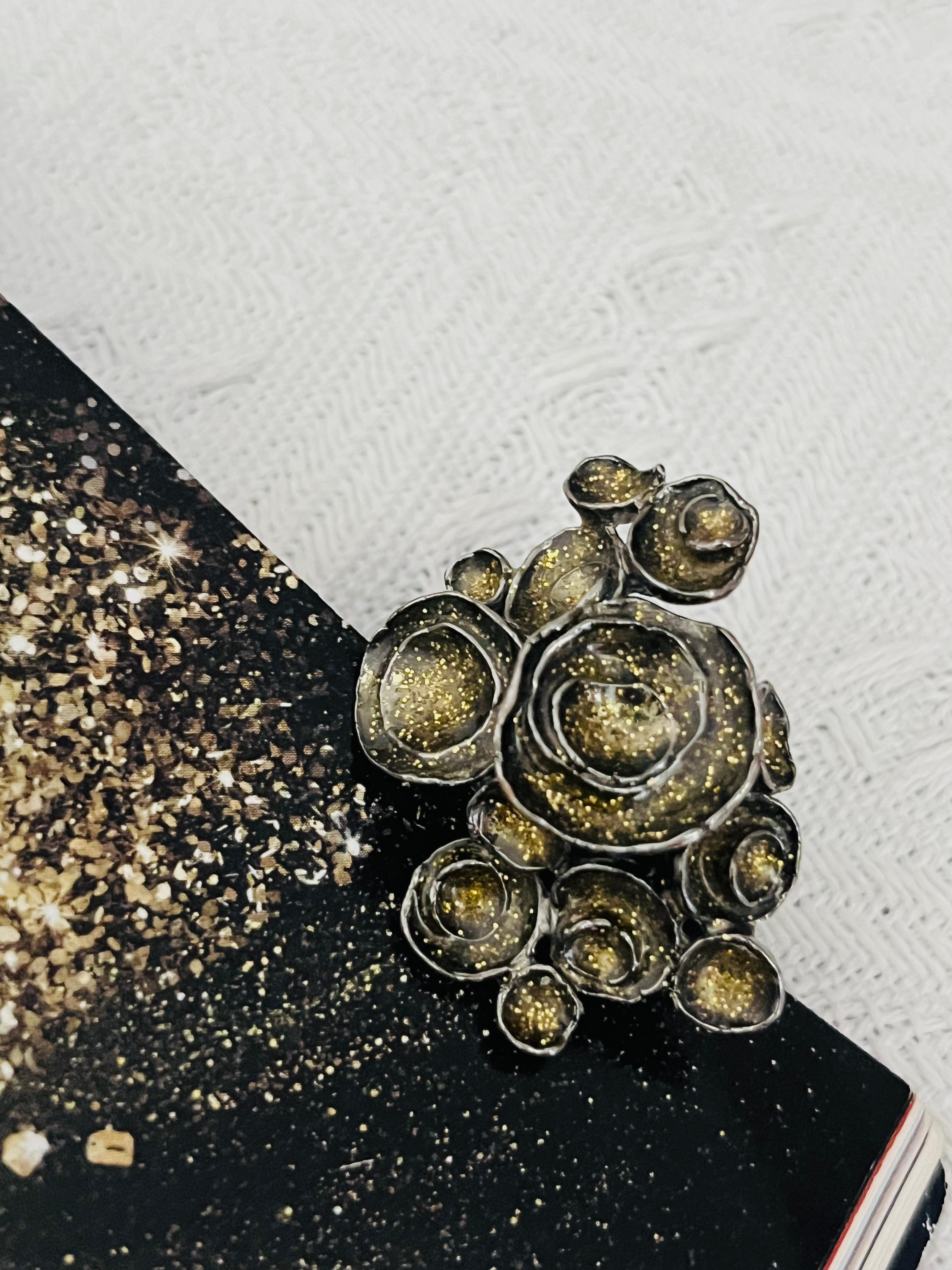 Yves Saint Laurent YSL Arty Vintage Oro Purpurina Racimo Remolino Flores Cóctel Declaración Chunky Modernista Anillo, Talla 7, Negro Tono Plata

Muy buen estado. Ligera pérdida de color o arañazos en la parte trasera. 100% original.

Vintage. Raro