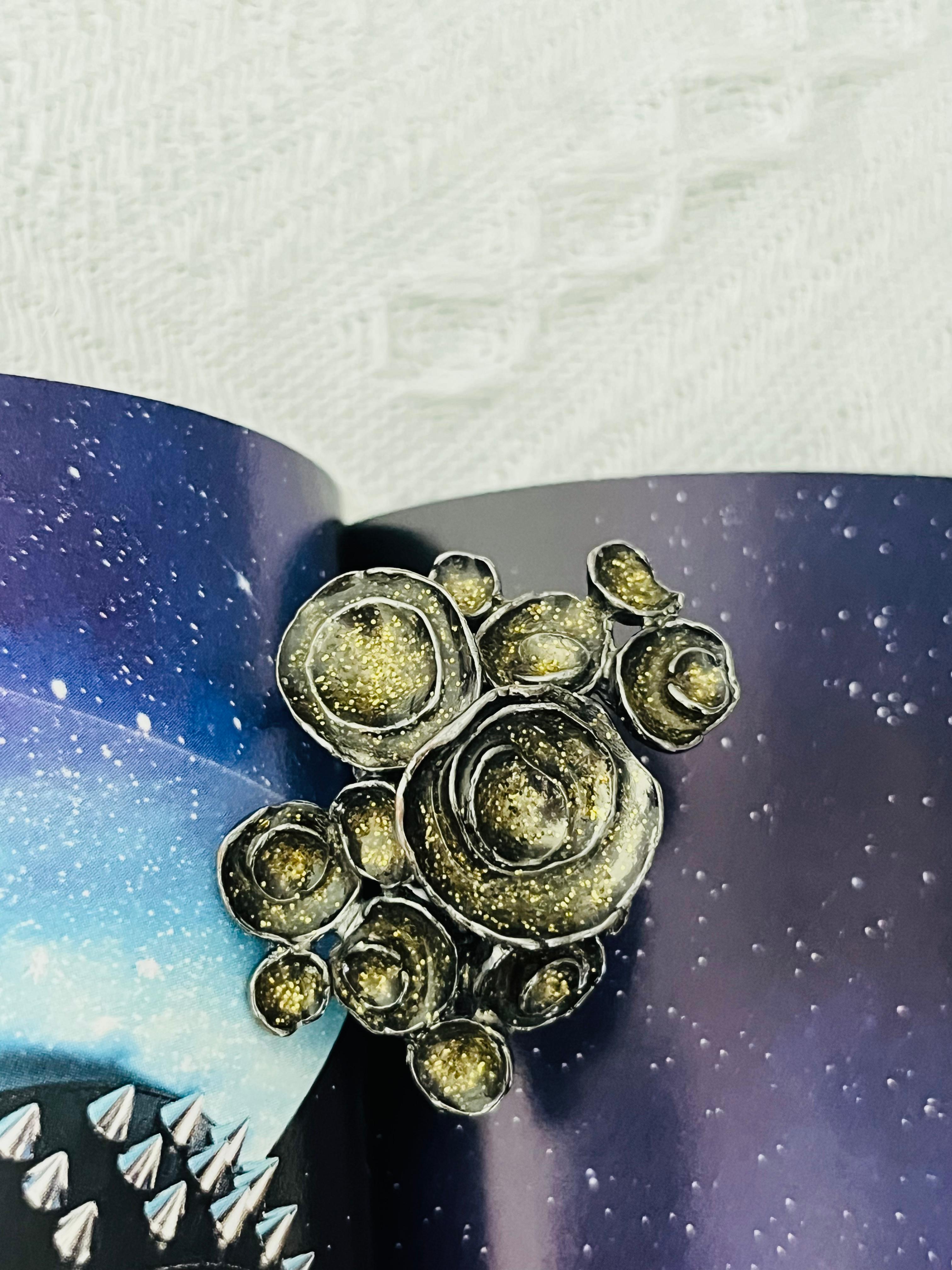 Anillo de cóctel Yves Saint Laurent YSL Arty Glitter Cluster Swirl Flowers, talla 7 en Bueno estado para la venta en Wokingham, England
