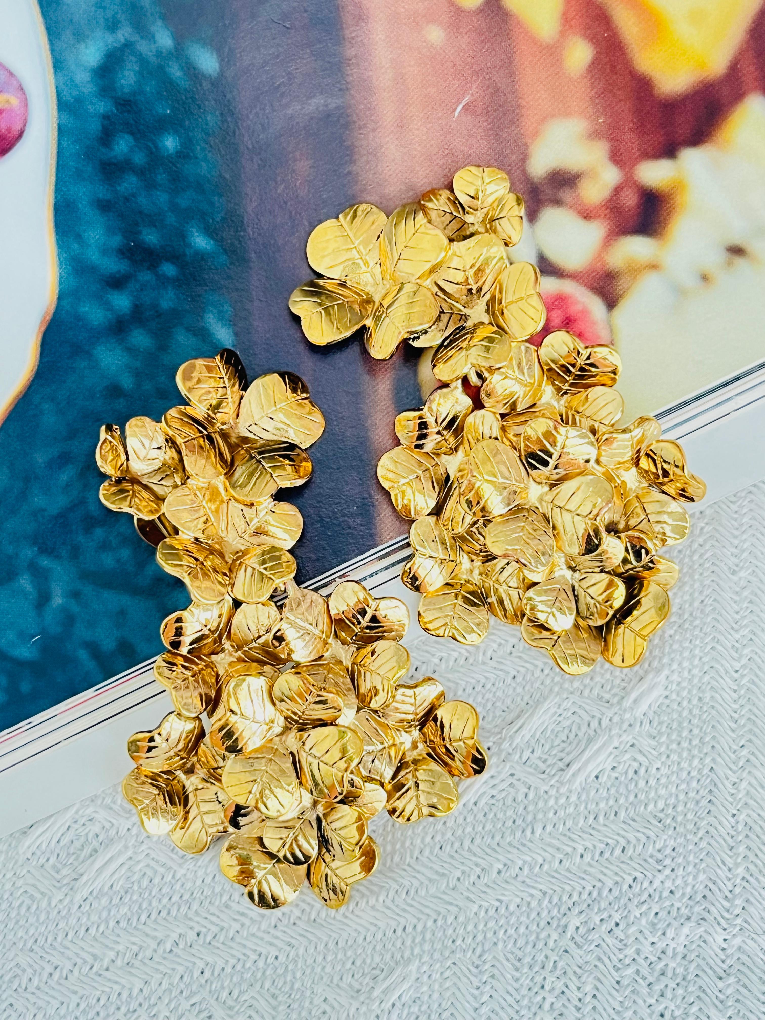 Yves Saint Laurent YSL Arty Vintage Large Glow Double Layer Cluster Leaf Floral Clover Bouquet Drop Dangle Chunky Statement Exquisite Clip Earrings, Gold Tone

Très bon état. Quelques légères rayures, à peine perceptibles. 100% authentique. 

Signé
