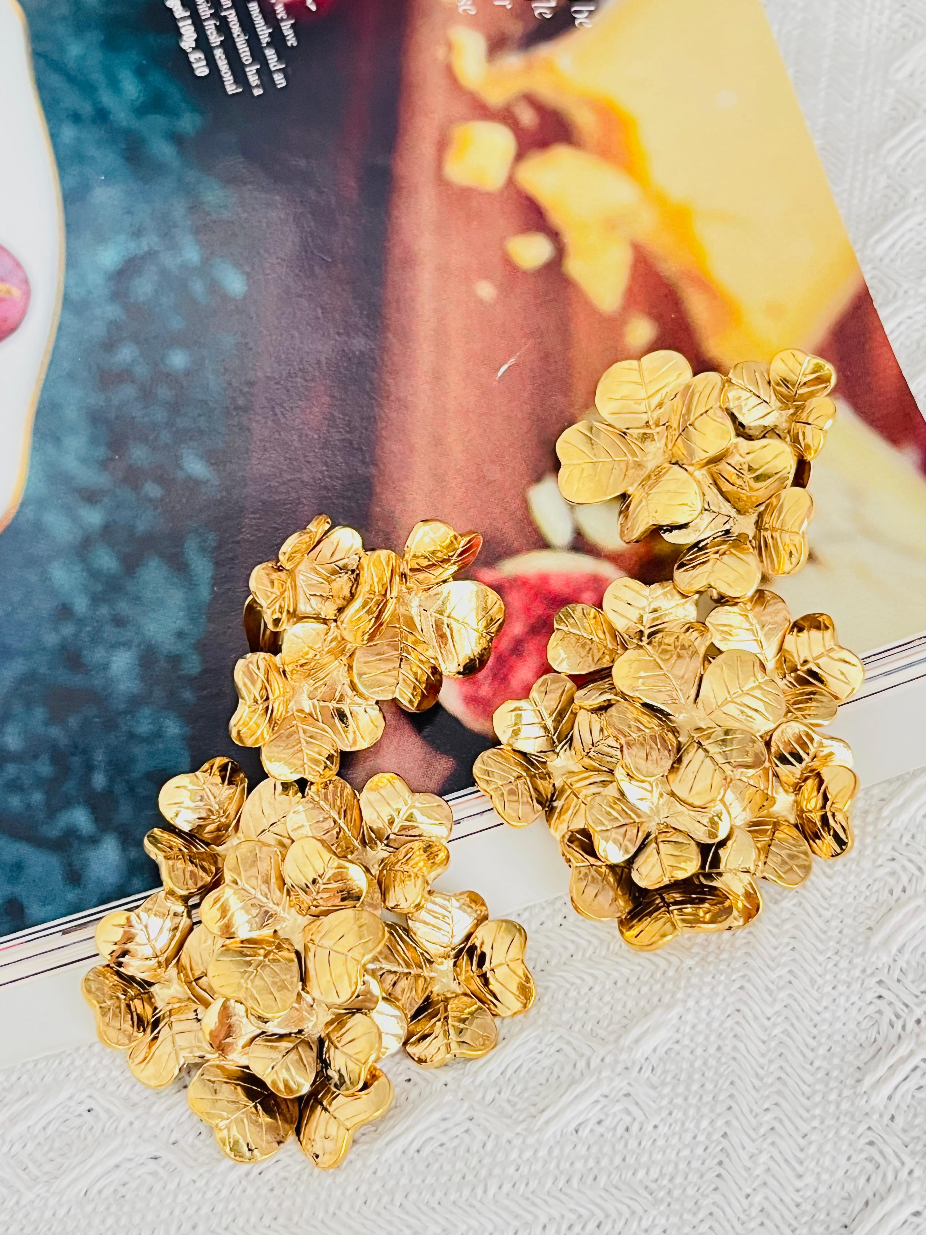 Art déco Yves Saint Laurent YSL - Boucles d'oreilles à clip en forme de trèfle floral et de feuille d'or en vente