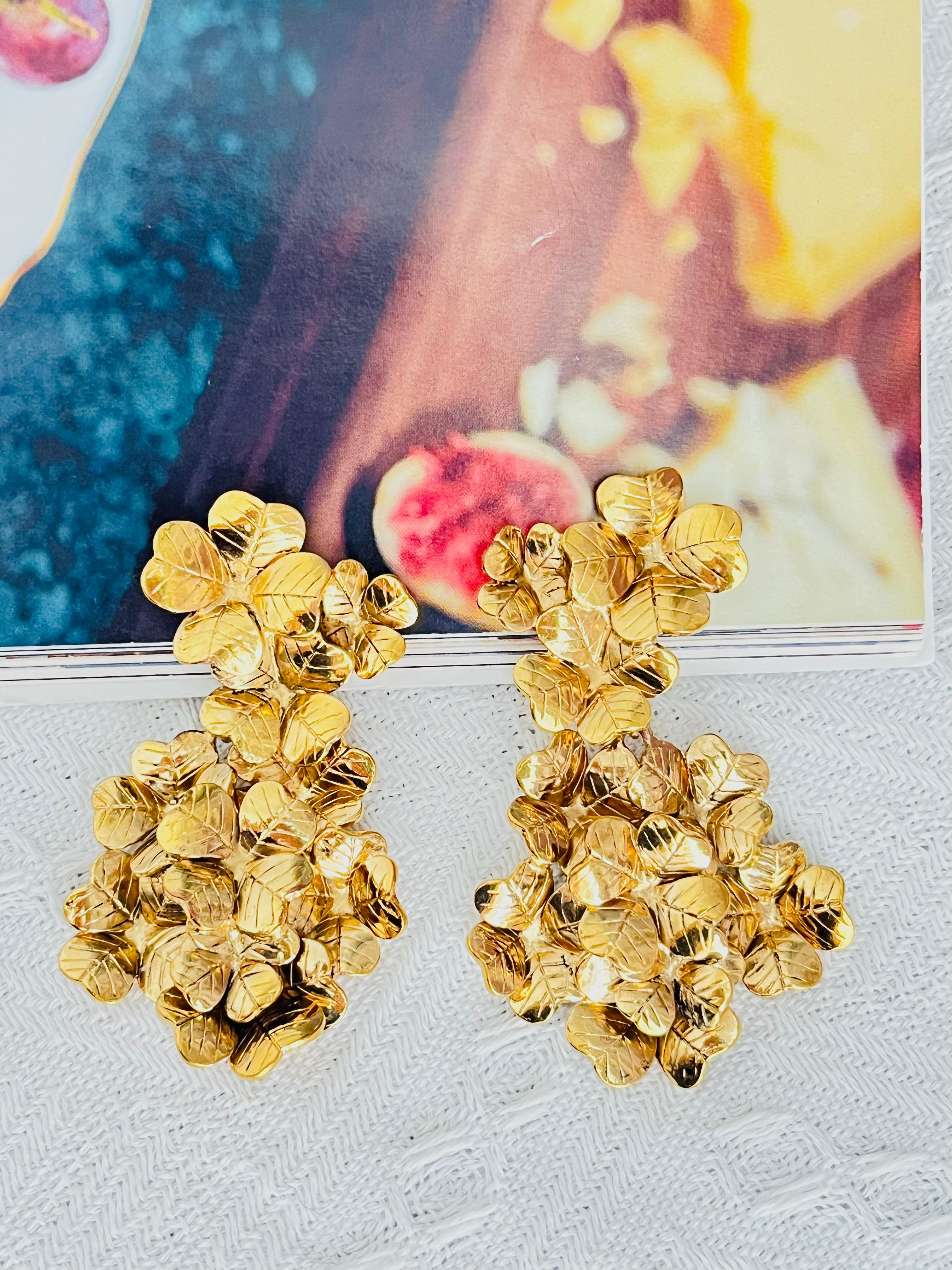 Yves Saint Laurent YSL - Boucles d'oreilles à clip en forme de trèfle floral et de feuille d'or Excellent état - En vente à Wokingham, England