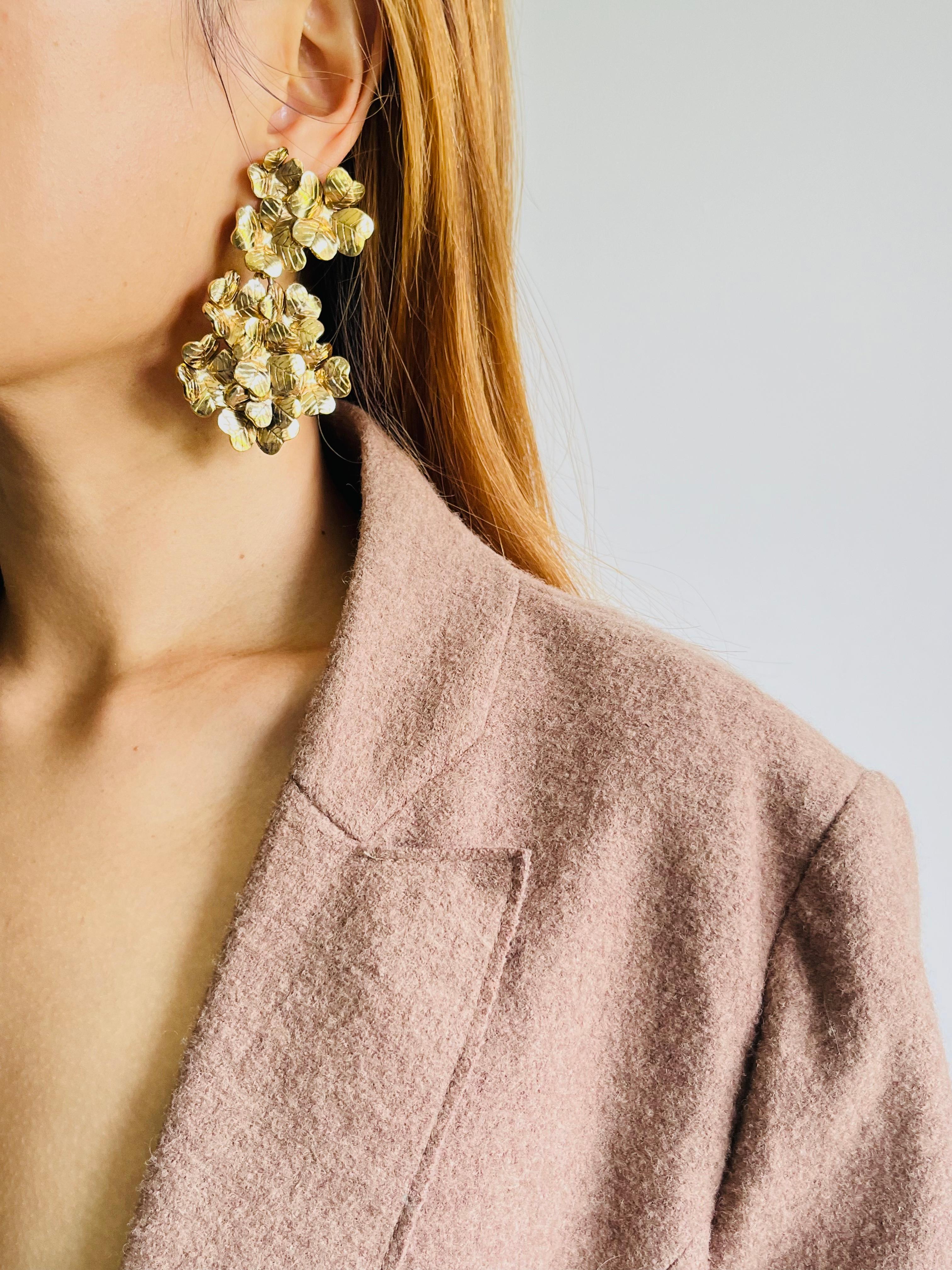 Yves Saint Laurent YSL - Boucles d'oreilles à clip en forme de trèfle floral et de feuille d'or en vente 1