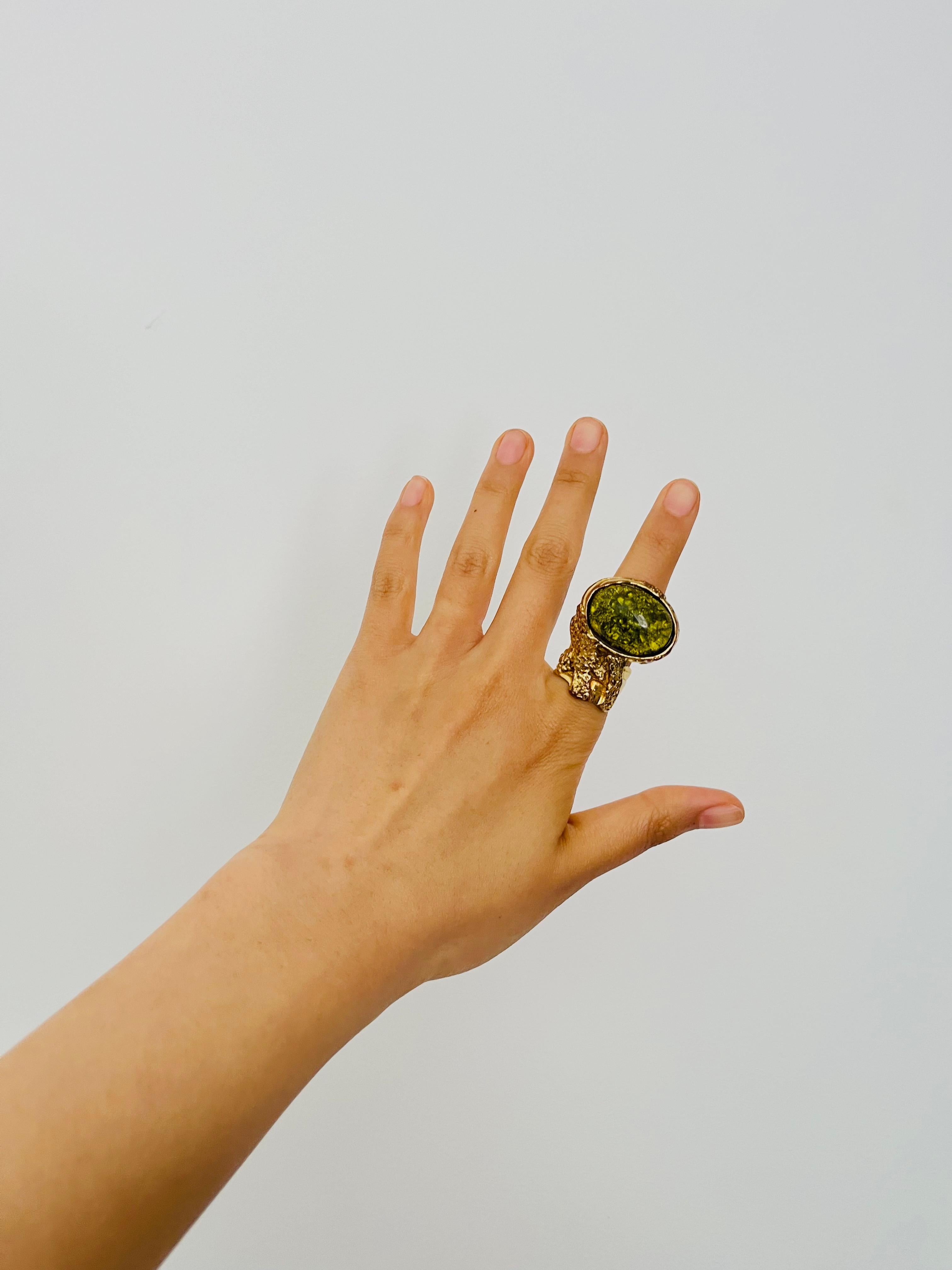 da uomo o donna Yves Saint Laurent YSL Arty Grass Green Cabochon Statement Cocktail Ring, Size 6 in vendita