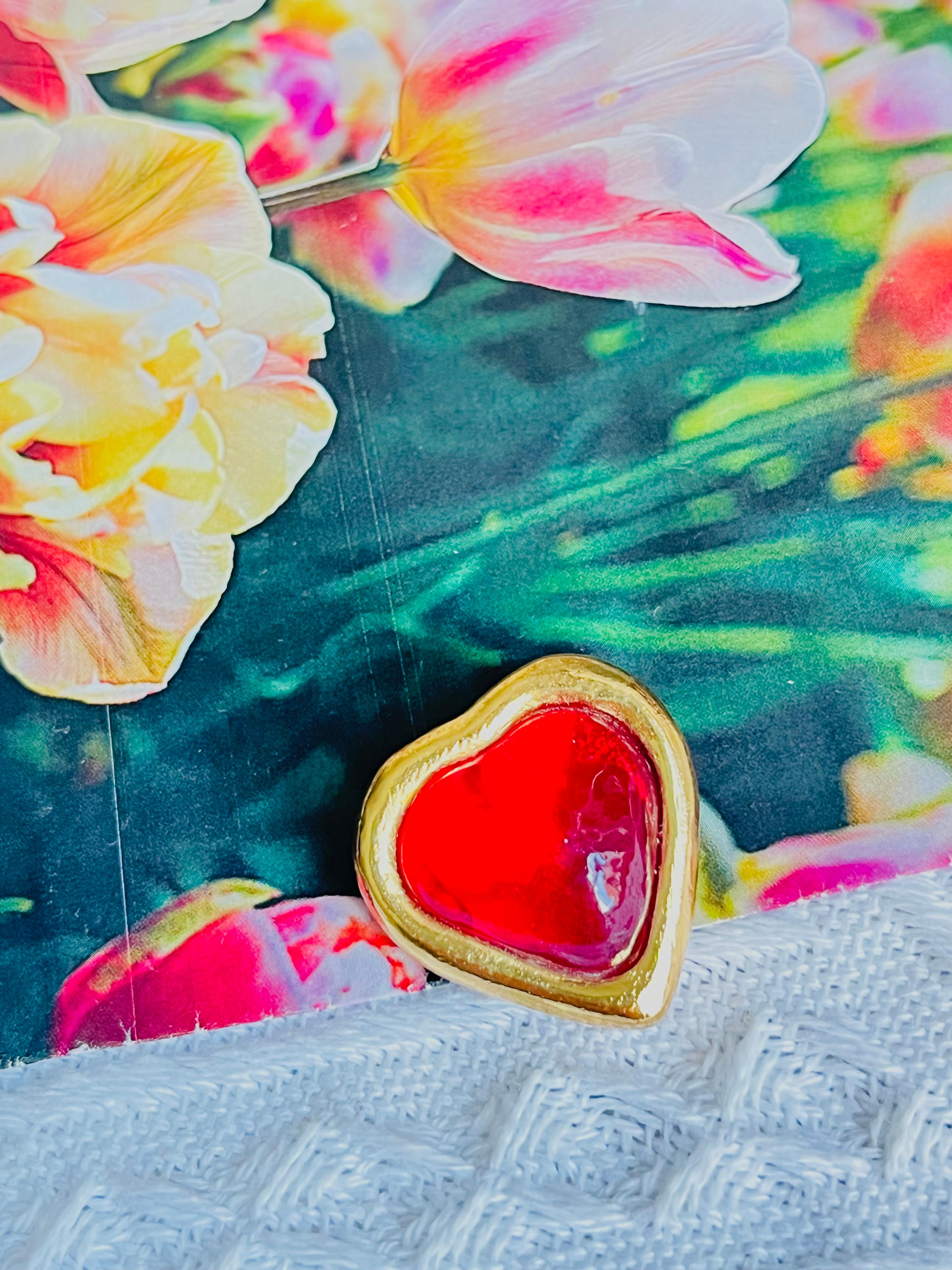 Yves Saint Laurent YSL 1980s Vintage Unisex Arty Classic Gripoix Clear Ruby Red Heart Love Cabochon Crystal Elegant Brooch Pin, Gold Plated

Very excellent condition. Signed on the back YSL, Made in France. 100% Genuine.

Material: Gold plated