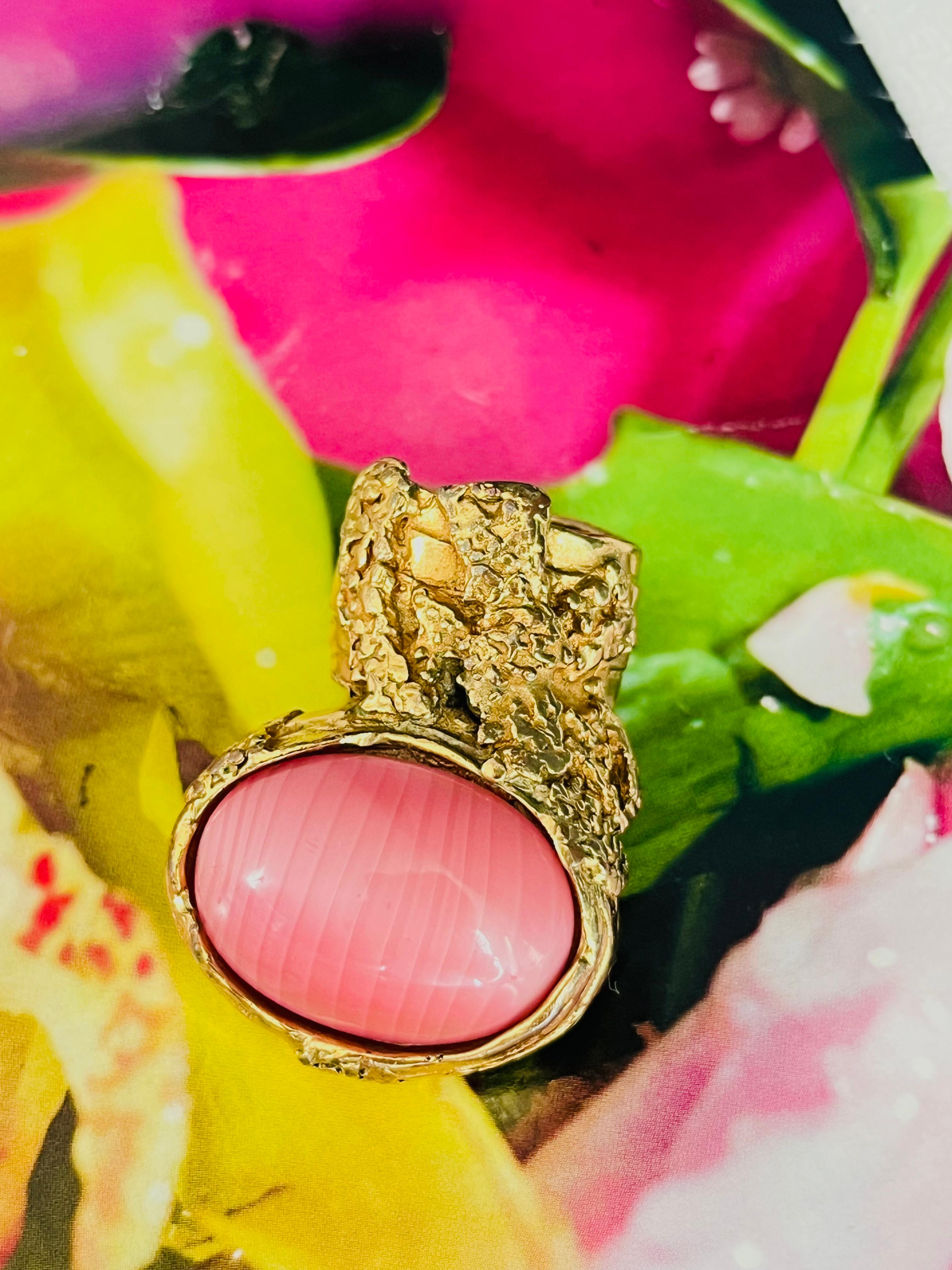 Yves Saint Laurent YSL Arty Vintage Textura Gran Cabujón Oval Rosa Anillo Modenista Elegante Cóctel, Talla 5, Dorado

Muy buen estado. Vintage. Arañazos muy ligeros. Pérdida de color en la parte trasera, apenas perceptible al llevarla puesta. Por