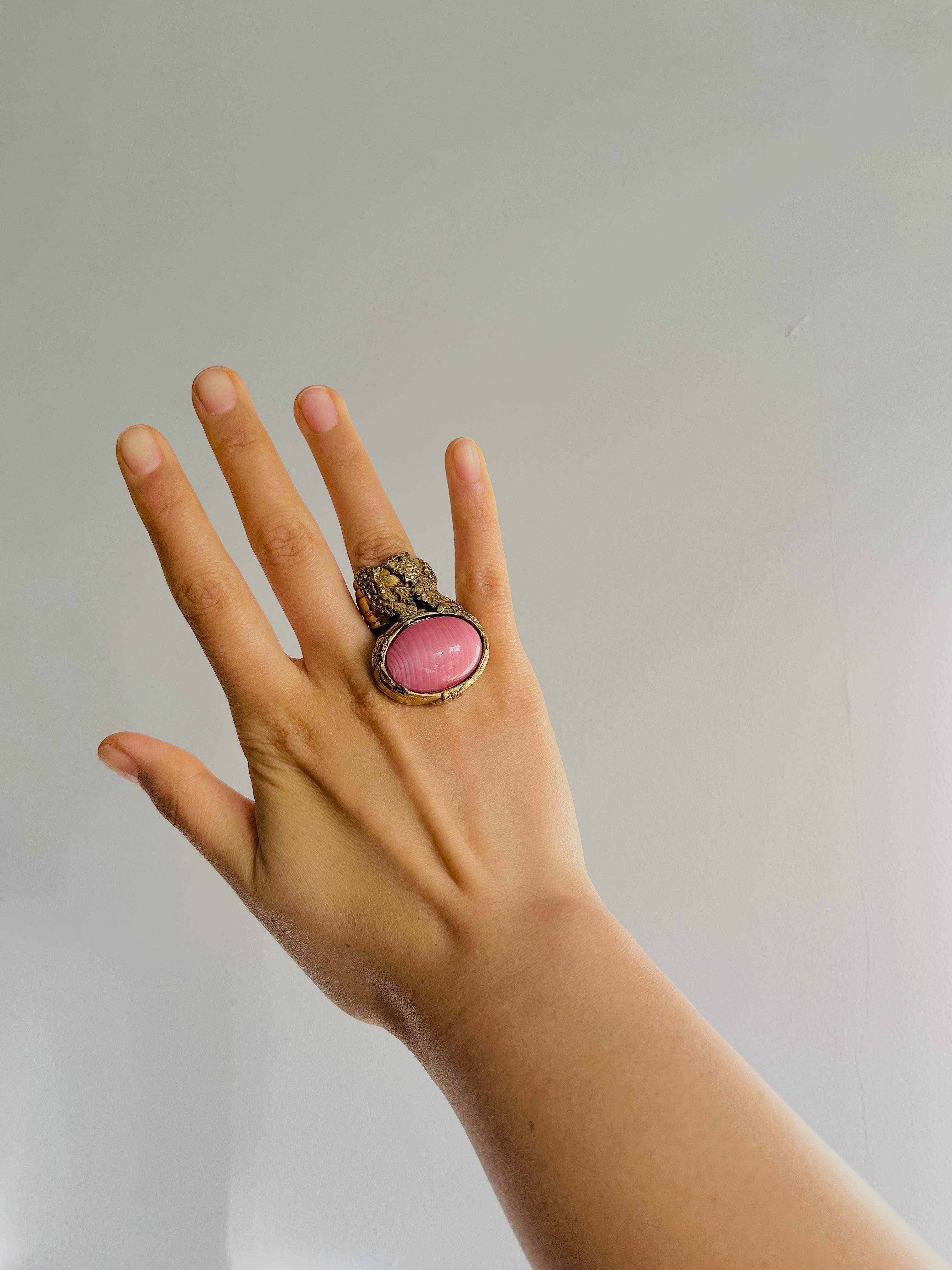 Femenino o masculino Yves Saint Laurent YSL Arty Anillo de cóctel grueso con cabujón oval rosa grande, US 5 en venta