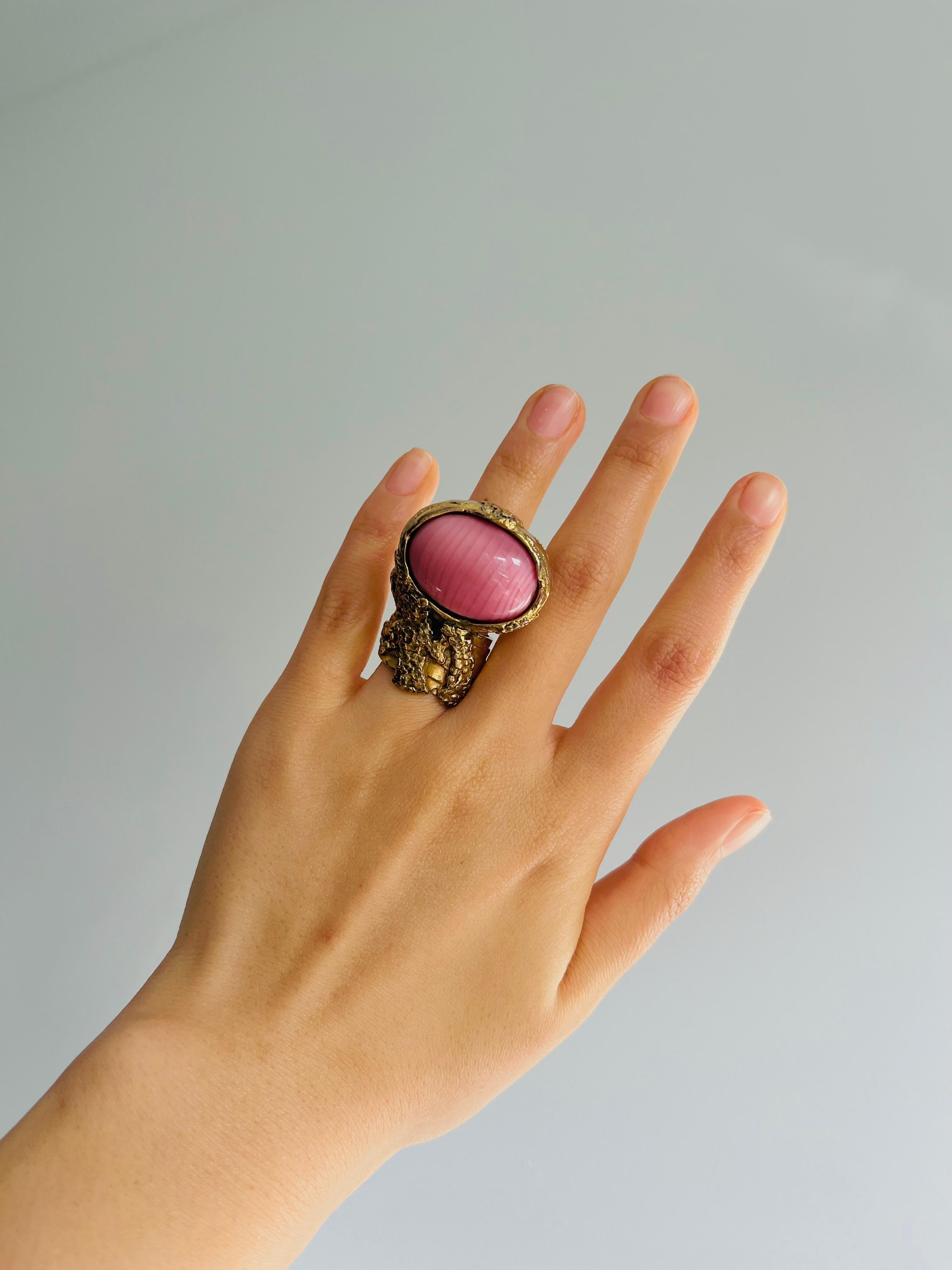 Yves Saint Laurent YSL Arty Anillo de cóctel grueso con cabujón oval rosa grande, US 5 en venta 1