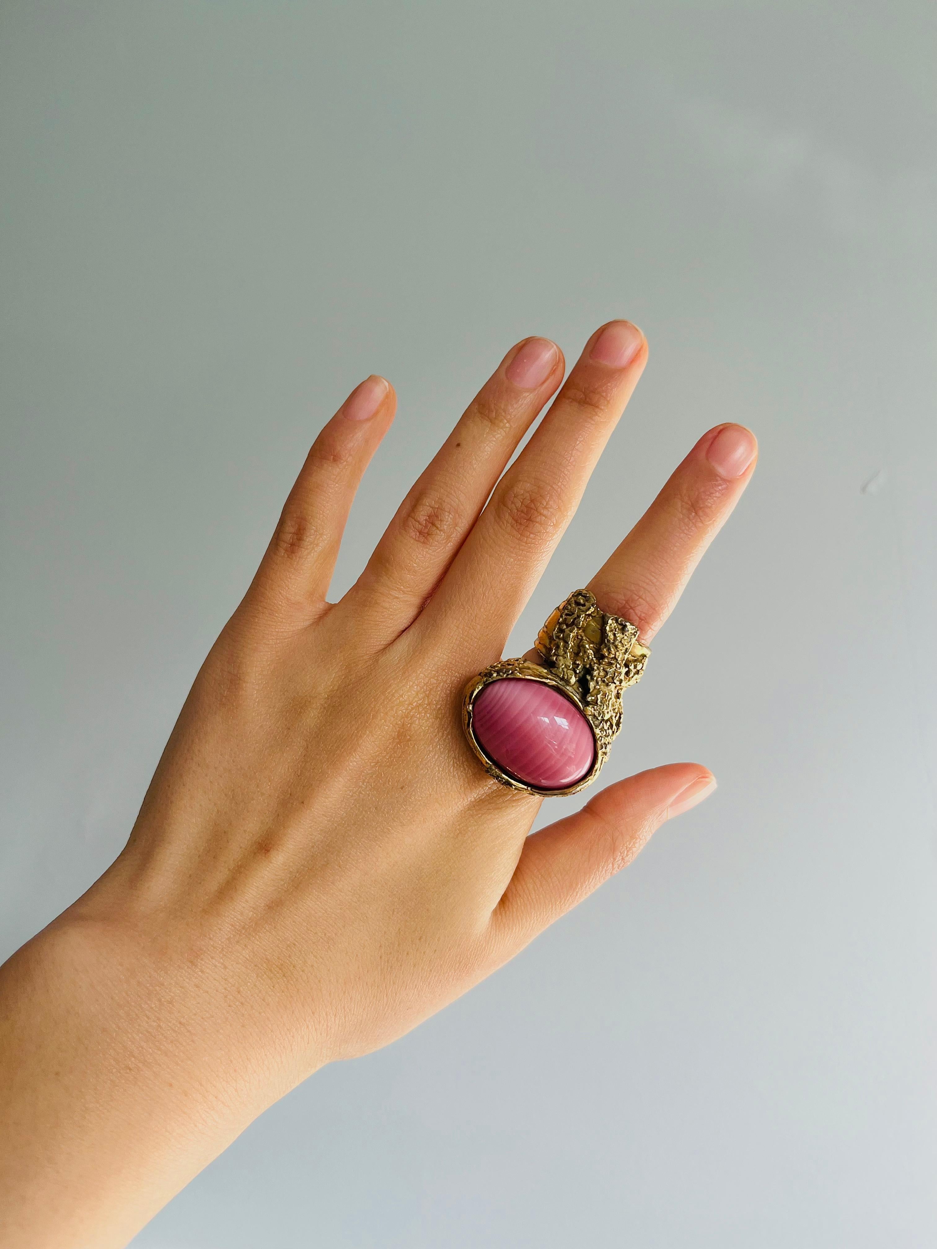 Yves Saint Laurent YSL Arty Anillo de cóctel grueso con cabujón oval rosa grande, US 5 en venta 2