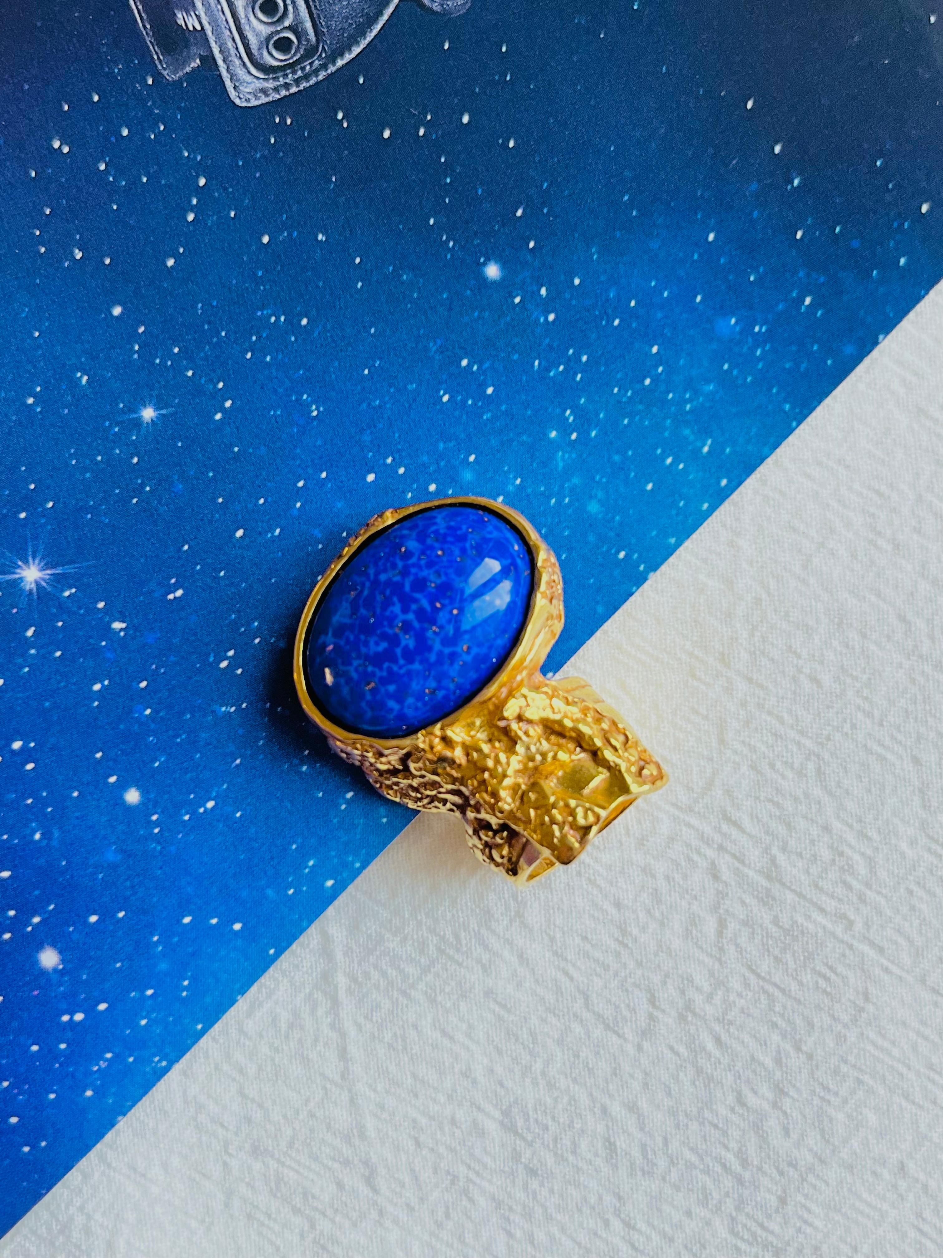 Très bon état. Vintage By. 100% authentique.

UK H.

Signé au dos YSL, Made in France.

_ _ _

Idéal pour une utilisation quotidienne. Livré avec une pochette en velours et un bel emballage.

C'est le cadeau idéal pour les adolescents, les soeurs,