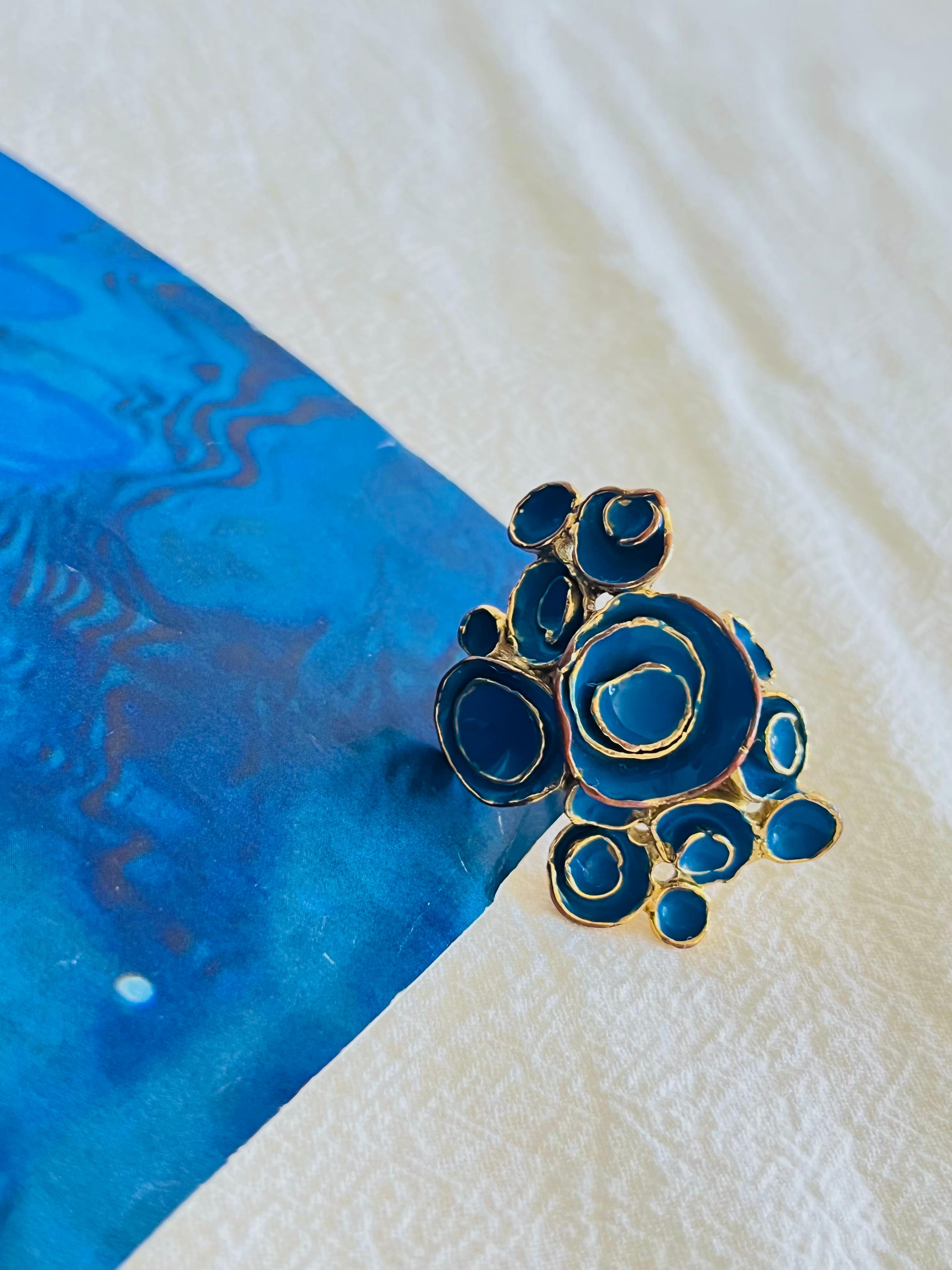 Yves Saint Laurent YSL Arty Navy Cluster Flowers Statement Chunky Ring, Size 6, Gold Tone

Very good condition. Light scratches and colour loss at back. 100% Genuine.

Signed at the rear. Vintage. Very rare to find.

UK: L/M.

_ _ _

Great for