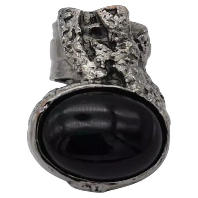 Yves Saint Laurent YSL Vintage Arty Onyx Black Cabochon Enamel Statement Chunky Cocktail Modernist Ring, Taglia 6, Silver Tone

Ottime condizioni. Graffi molto leggeri. 100% autentico.

Vintage. Viene fornito con l'astuccio e la scatola originali.