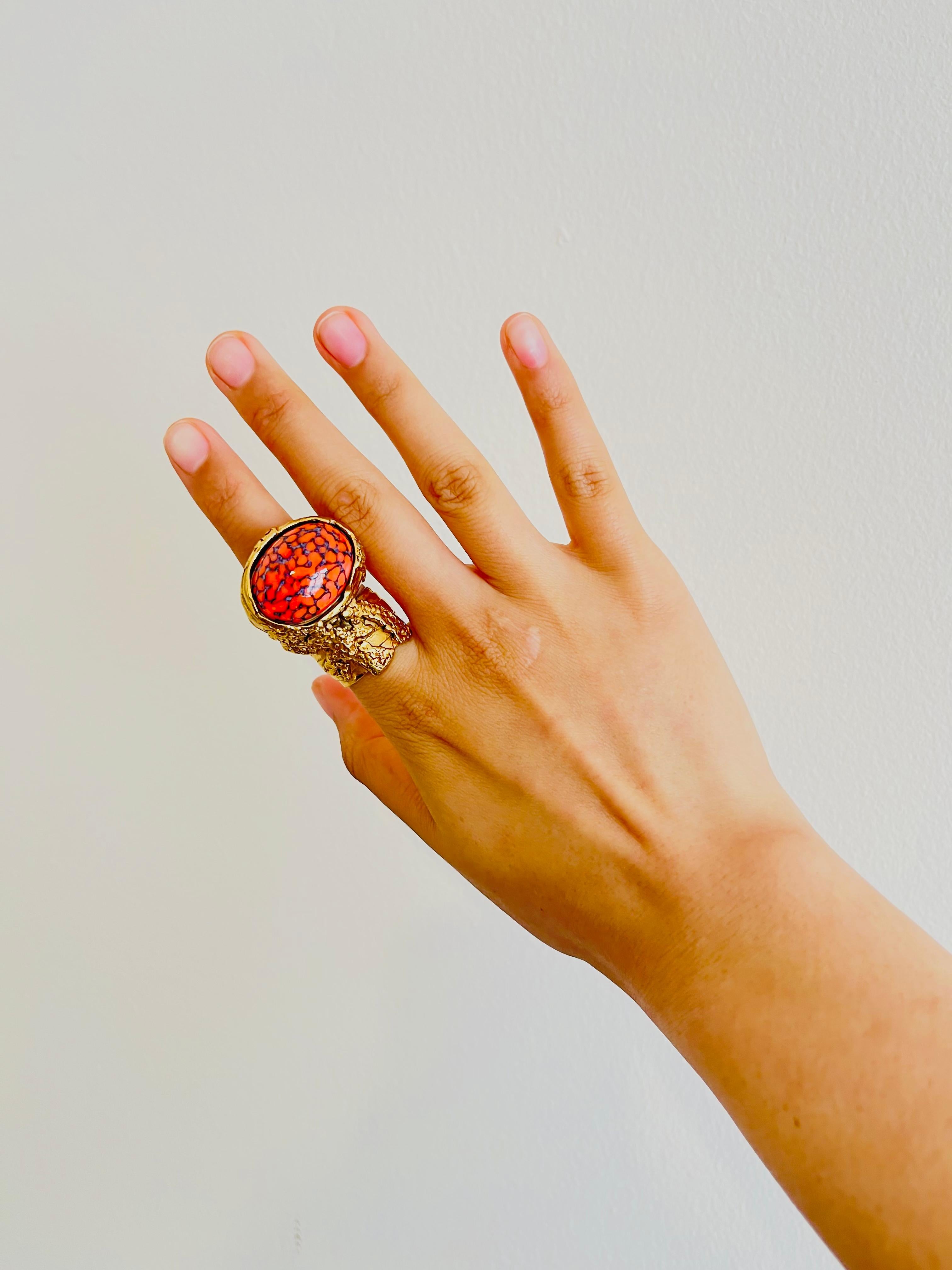 Yves Saint Laurent YSL Arty Orangefarbener Korallen-Cabochon-Marmor-Ring, Größe 7 für Damen oder Herren im Angebot