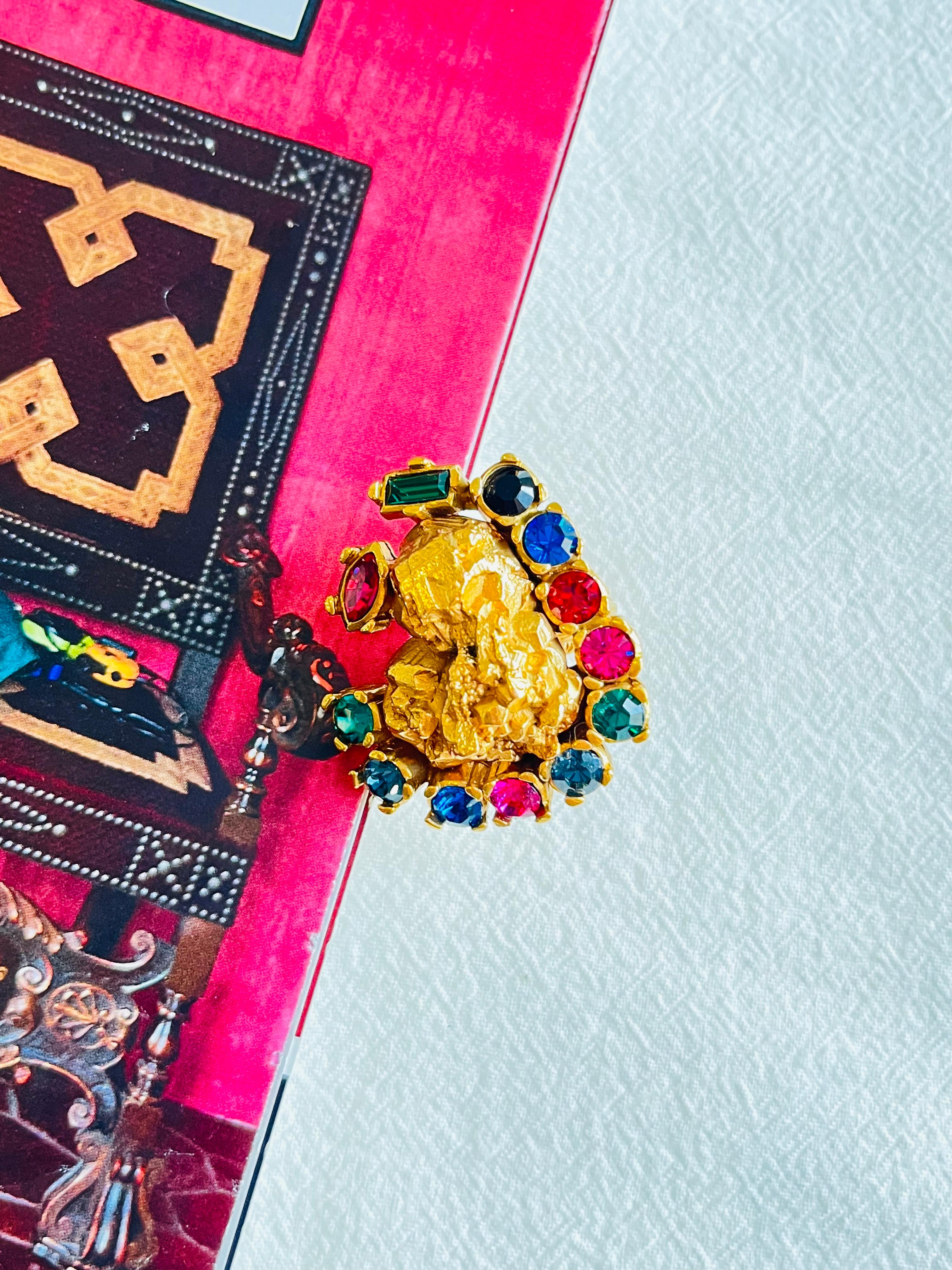 Yves Saint Laurent YSL Arty Vintage Ruby Emerald Sapphire Red Green Navy Blue Crystals Modernist Cabochon Statement Chunky Ring, US 6, Gold Tone

Very excellent condition. 100% genuine. Come with original box.

Vintage. Very rare to find this