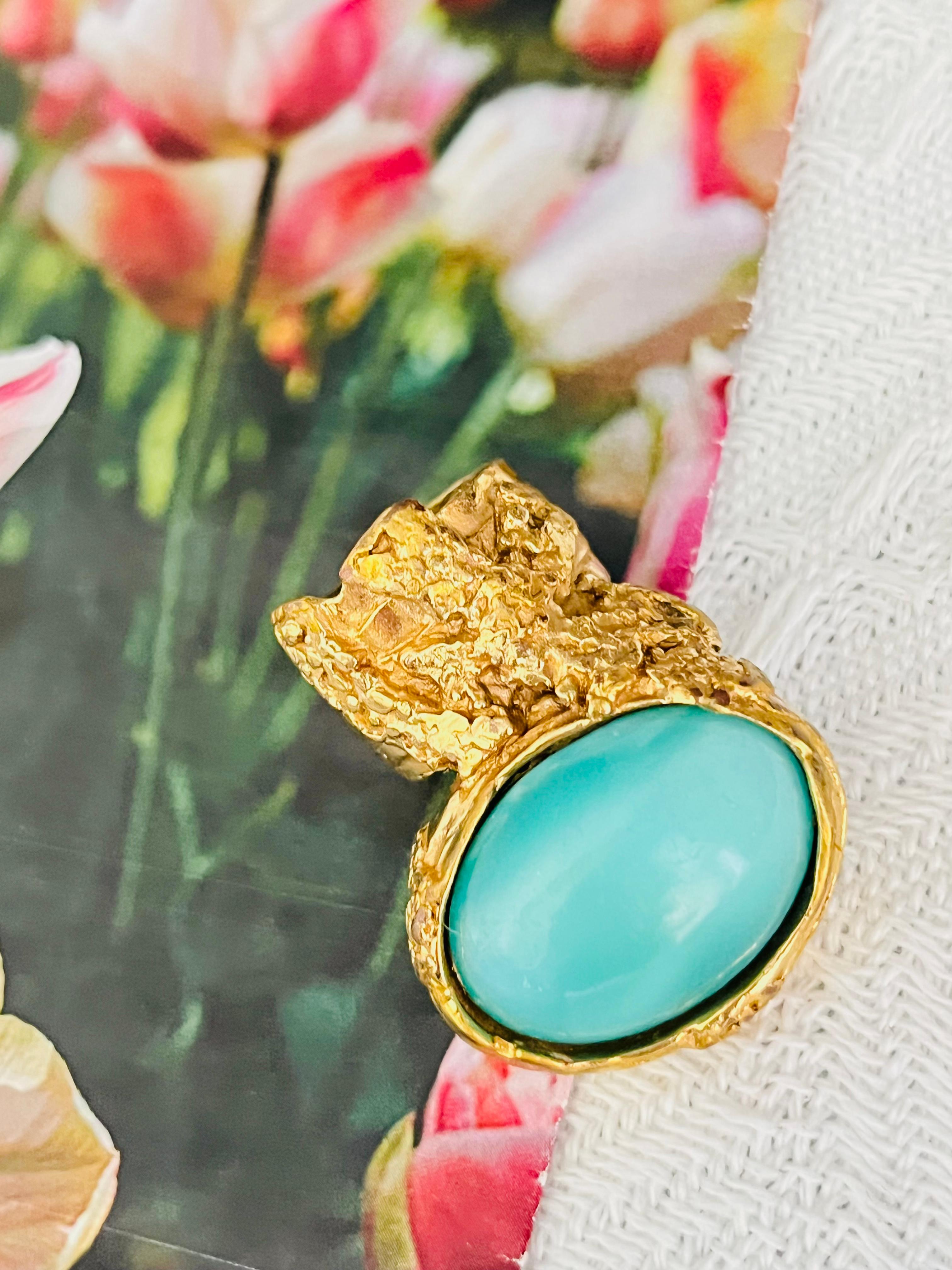 Yves Saint Laurent YSL Arty Vintage Soft Clear Green Cabochon Chunky Statement Cocktail Modernist Elegant Ring, Taille 6, plaqué or

Bon état. 100% authentique. Quelques légères rayures ou petits éclats sur la pierre,  perte de couleur au dos. Il