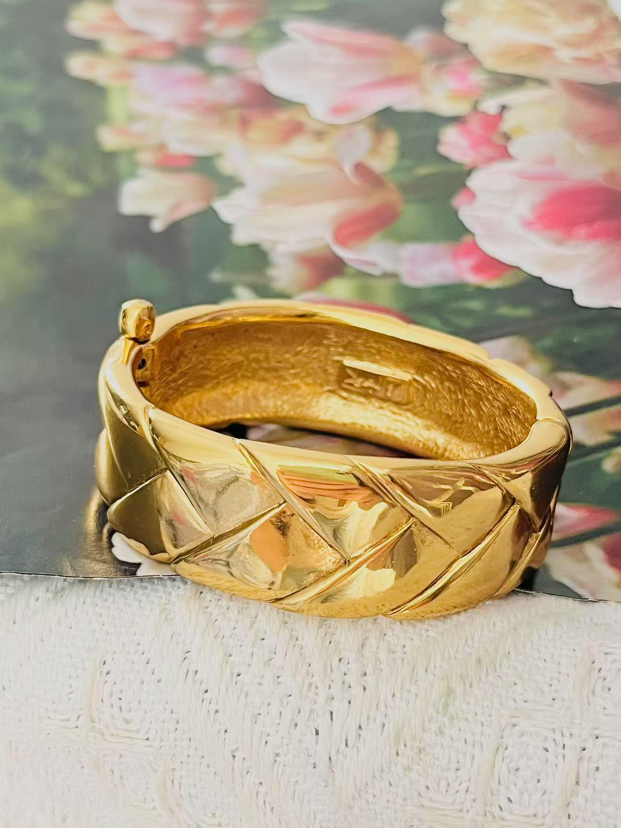 Yves Saint Laurent YSL Arty Vintage Unisex Textured Glow Chunky Quilted Monderist Bangle Cuff Bracelet, Gold Tone

Très bon état. Légères rayures ou perte de couleur, à peine perceptibles. 100% authentique.

Très rare à trouver. Convient à la