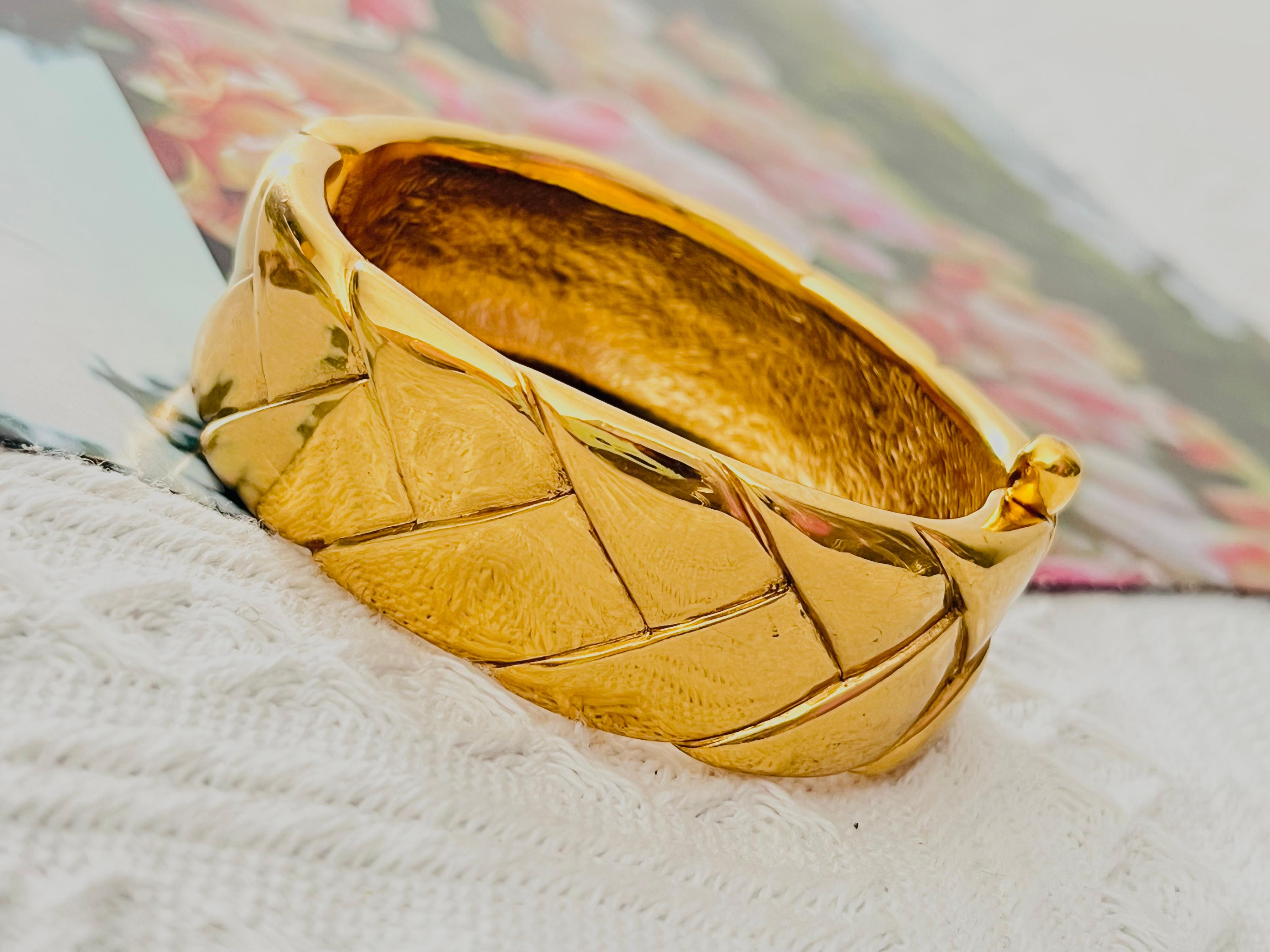 Art déco Yves Saint Laurent YSL Arty Vintage Glow Bracelet jonc en or matelassé en vente
