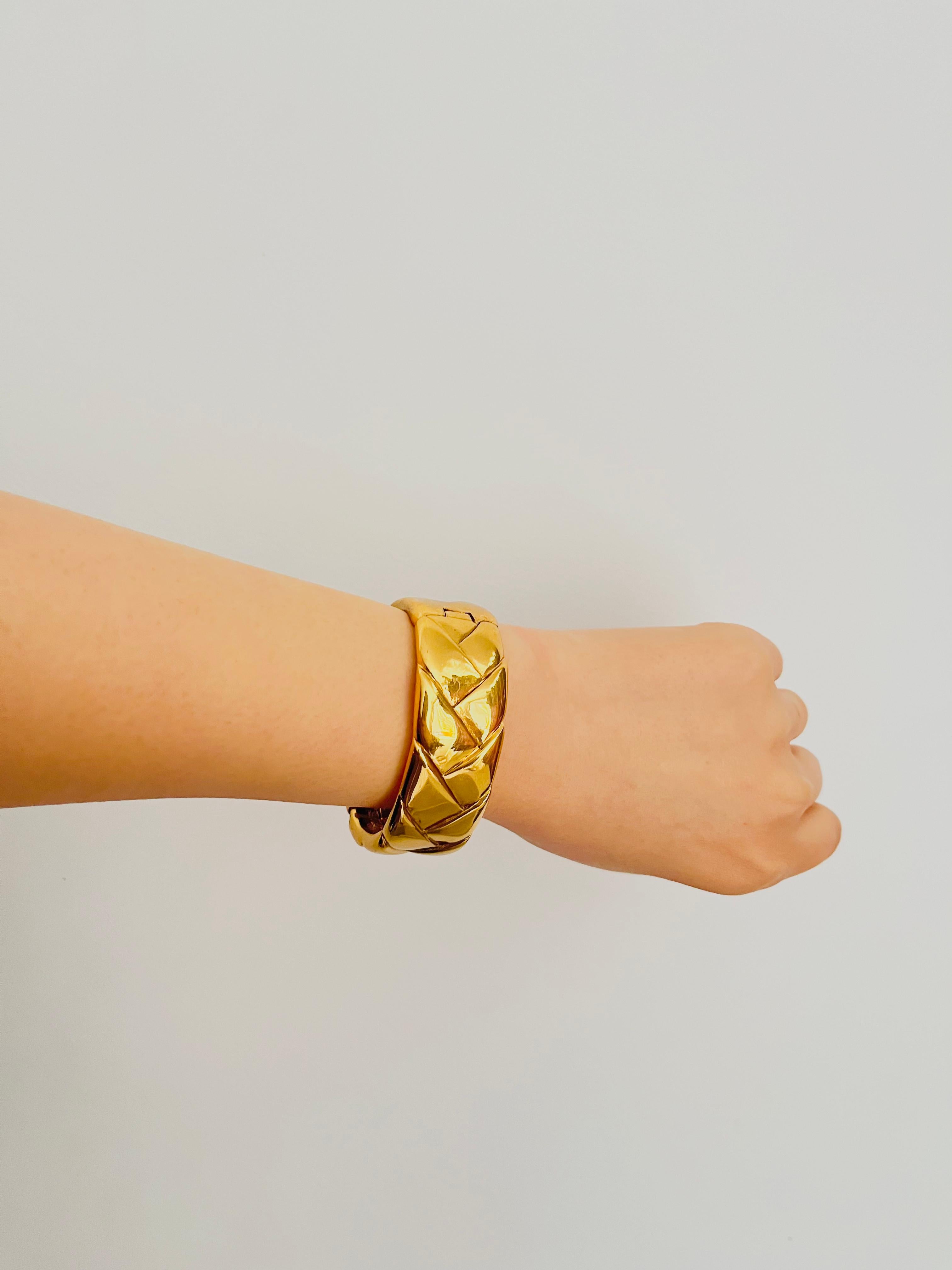Yves Saint Laurent YSL Arty Vintage Glow Bracelet jonc en or matelassé en vente 3
