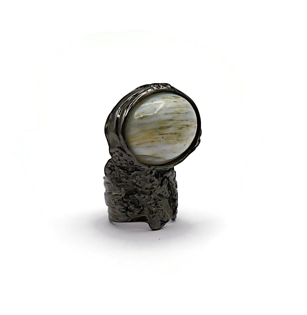 YVES SAINT LAURENT ruthenium tone Arty ring featuring a marbled white glass cabochon.

Embossed YVES SAINT LAURENT.
Indicated size 4 (please refer to measurements).

Indicative measurements : inner circumference approx. 5.03 cm (1.98 inches) / max.