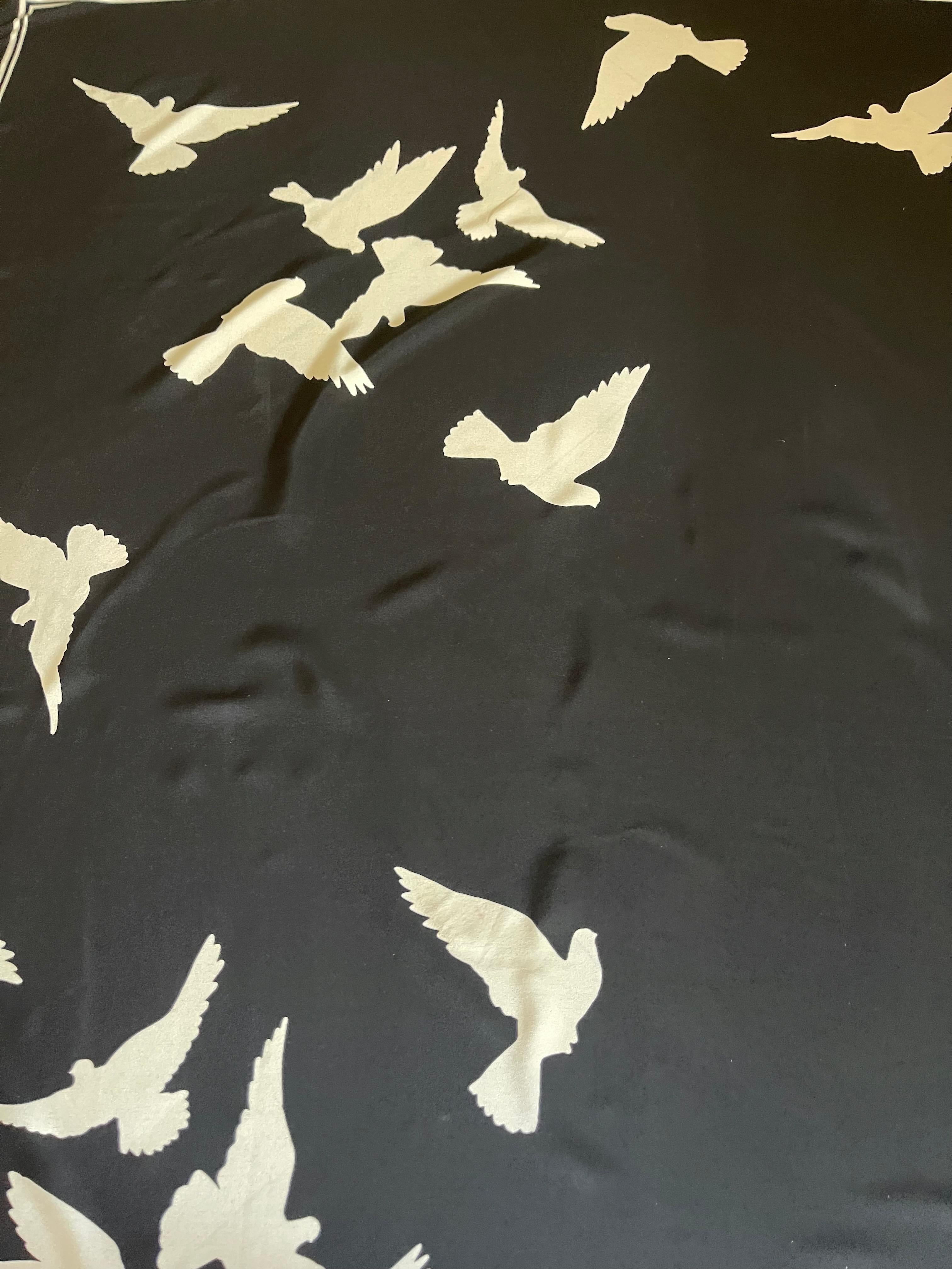 Yves Saint Laurent YSL Sciarpa di seta con uccello nero in vendita 6